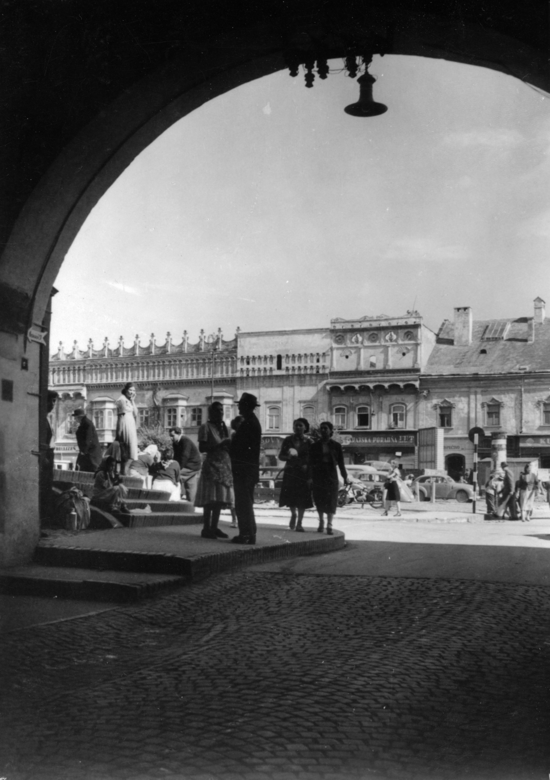 Szlovákia, Eperjes, Fő utca, az egykori Városháza (később Bormúzeum) átjárója, szemben a Rákóczi-ház., 1956, Alföldy Mari, középület, Fortepan #226572