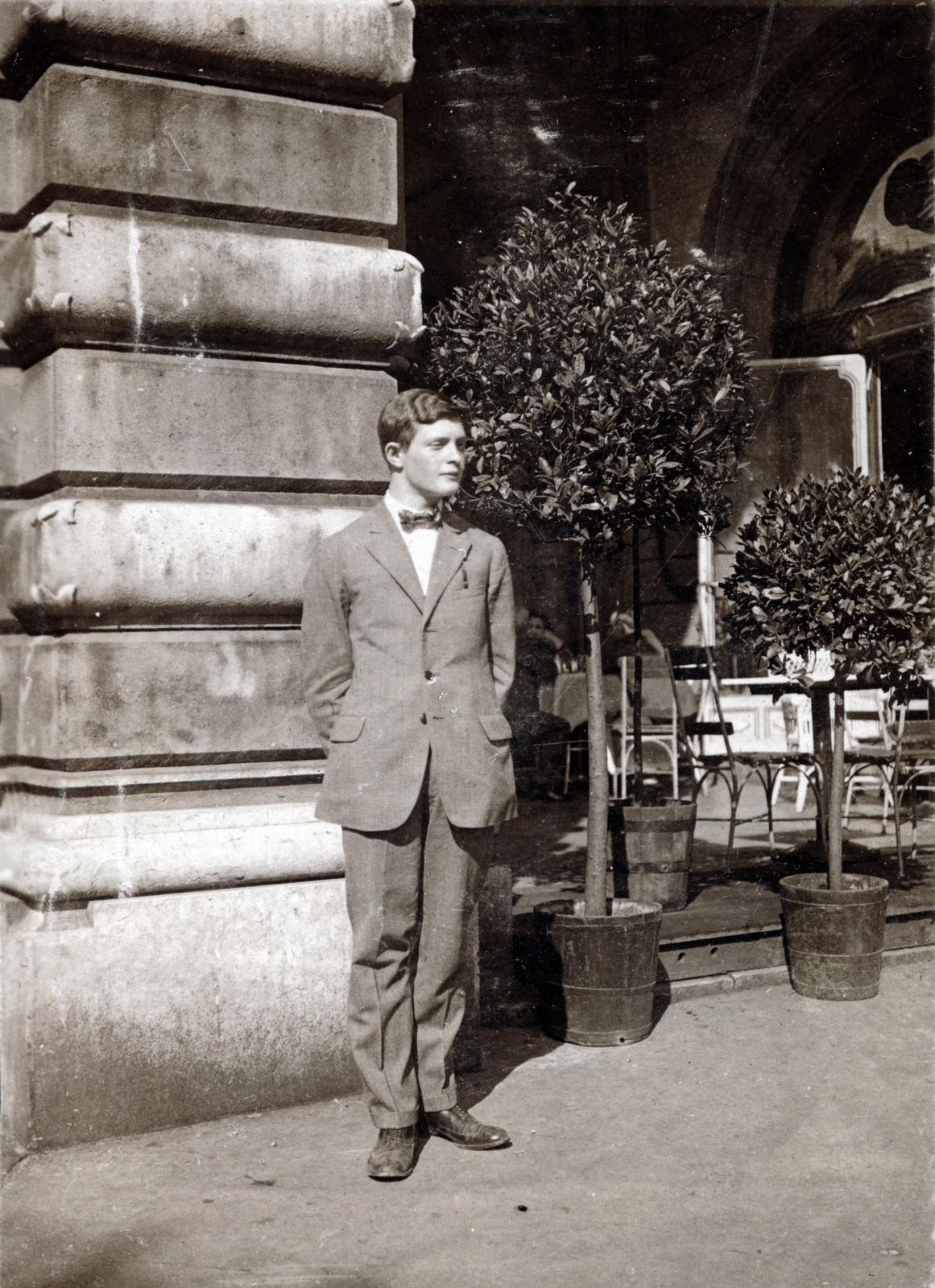 Hungary, Budapest VI., Andrássy út 25., a fiatalember a Drechsler-palota előtt áll. Az árkádok alatt az Opera étterem terasza látszik., 1926, Alföldy Mari, Budapest, coffee house, Fortepan #226578