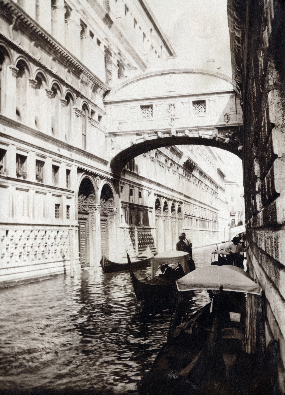 Italy, Venice, Sóhajok hídja (Ponte dei Sospiri) a Riva degli Schiavoni felől nézve, balra a Dózse palota., 1928, Alföldy Mari, rowing boat, palace, canal, Fortepan #226579