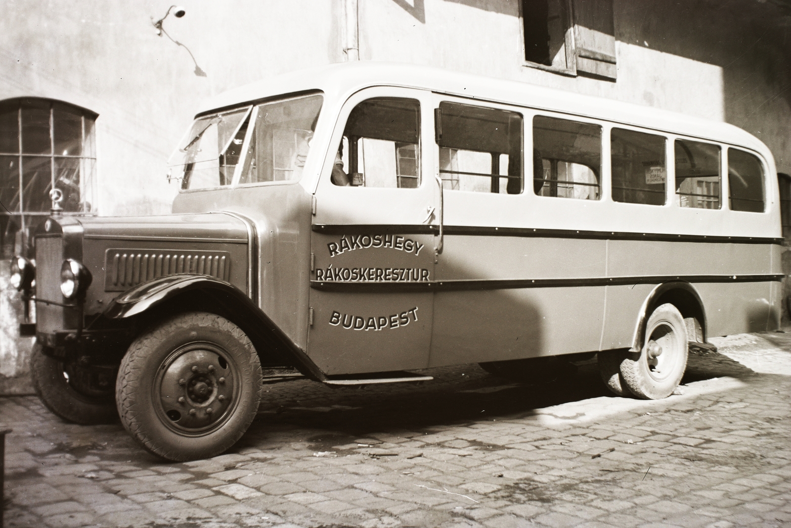 Magyarország, Budapest IX., Liliom utca 16. Licenc alapján gyártott MÁVAG-Mercedes-Benz N típusú autóbusz. A felépítményt Kamasz Lajos bognár, Hidas Ede lakatos, Harmat József nyerges és Hurgner János fényező kisiparosok készítették a Rákoshegyi Autóbuszközlekedési Vállalat számára. A jármű Kőbánya, Részvény sörfőző és Rákoshegy között közlekedett., 1940, Fortepan/Album002, autóbusz, magyar gyártmány, Mercedes-márka, MÁVAG-márka, licenc, Budapest, Fortepan #22659