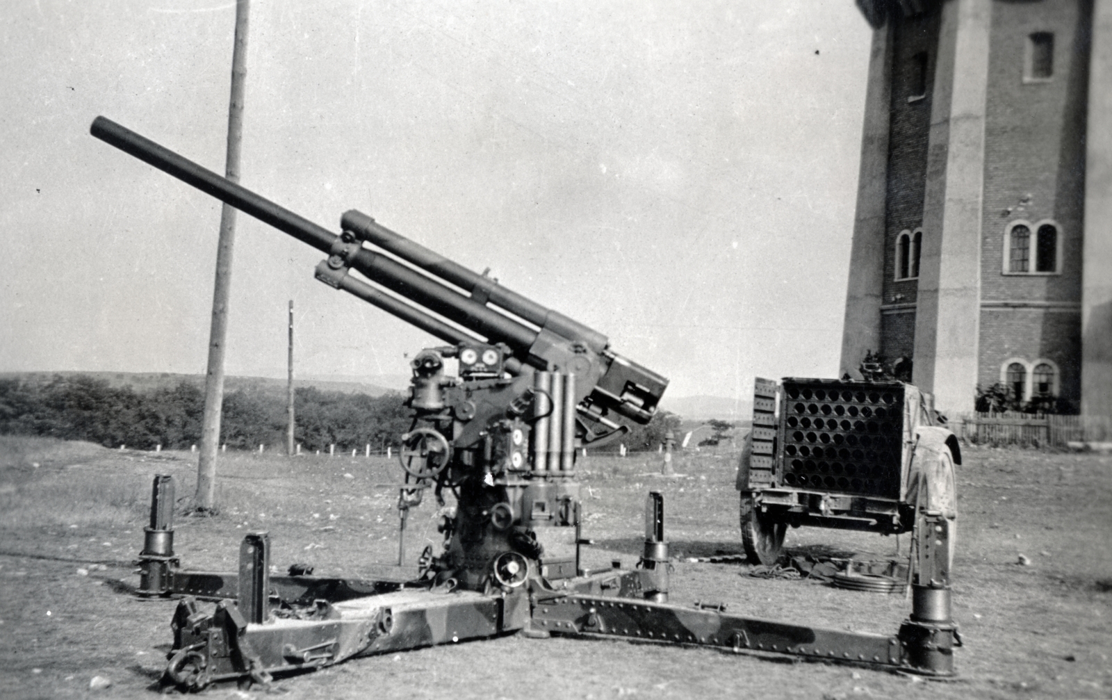 Hungary, Hajmáskér, a Magyar Királyi Folyamőrség légvédelmi gépágyúja. A felvétel a víztorony előtt, egy gyakorlat alkalmával készült., 1933, Alföldy Mari, Anti aircraft cannon, air defense, Fortepan #226600