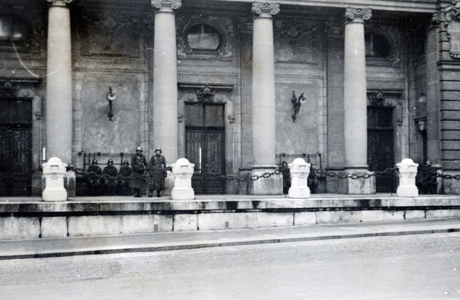 Hungary, Budapest I., Királyi Palota (később Budavári Palota), Hunyadi udvar, a főőrségi épülete., 1933, Alföldy Mari, Budapest, Fortepan #226617