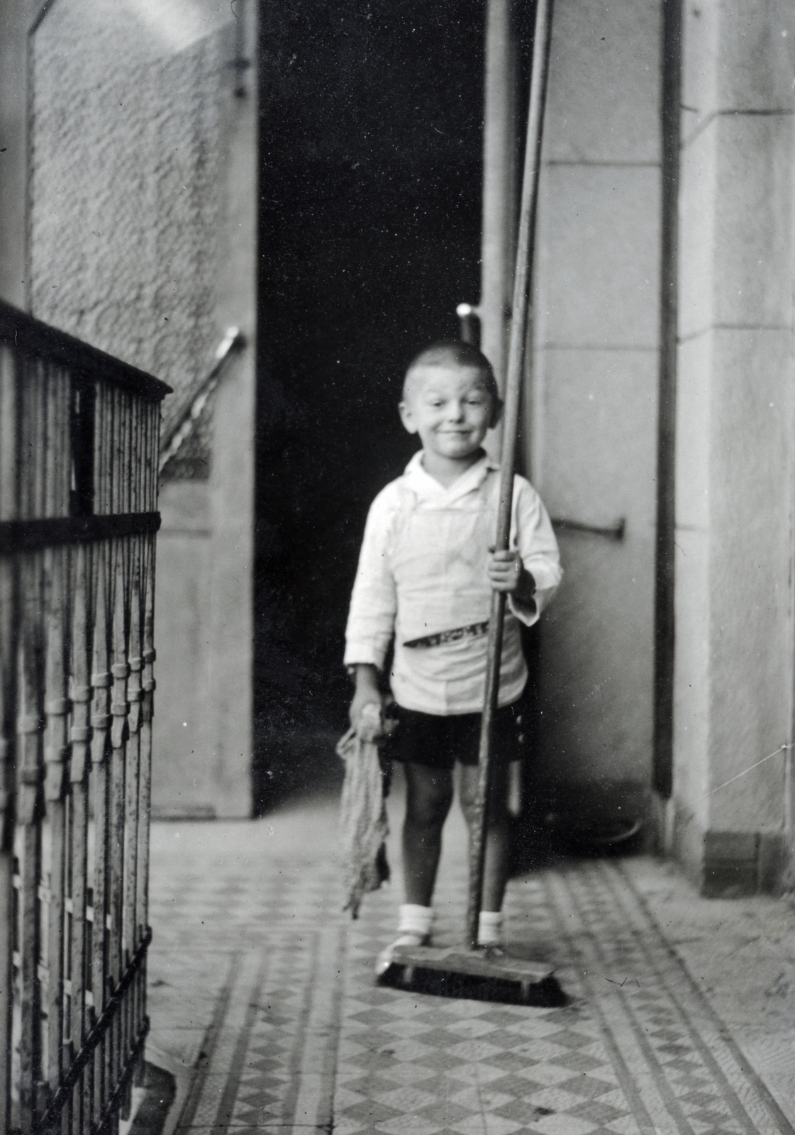 Hungary, Budapest II., Keleti Károly utca, a felvétel a 26-os számú ház körfolyosóján készült., 1933, Alföldy Mari, broom, kid, Budapest, portrait, poverty, cleaning, corridor, tenement house, Fortepan #226627