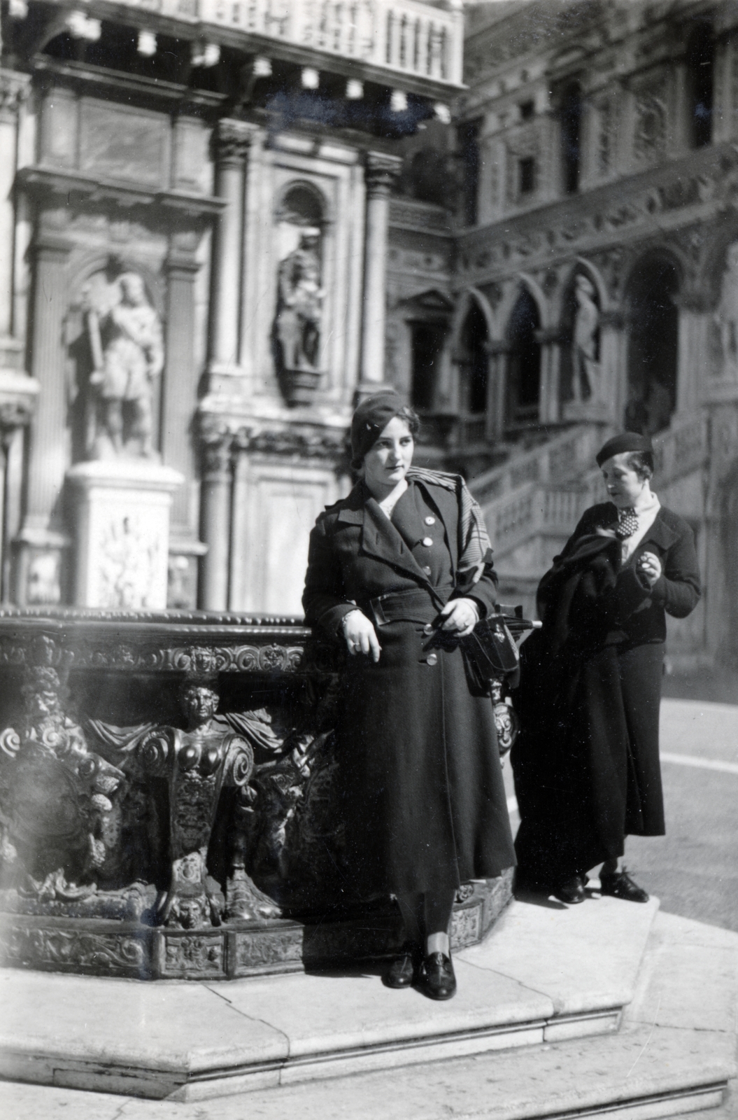 Italy, Venice, Szent Márk tér, a Dózse-palota udvara., 1933, Alföldy Mari, beret, camera, fountain, Fortepan #226633
