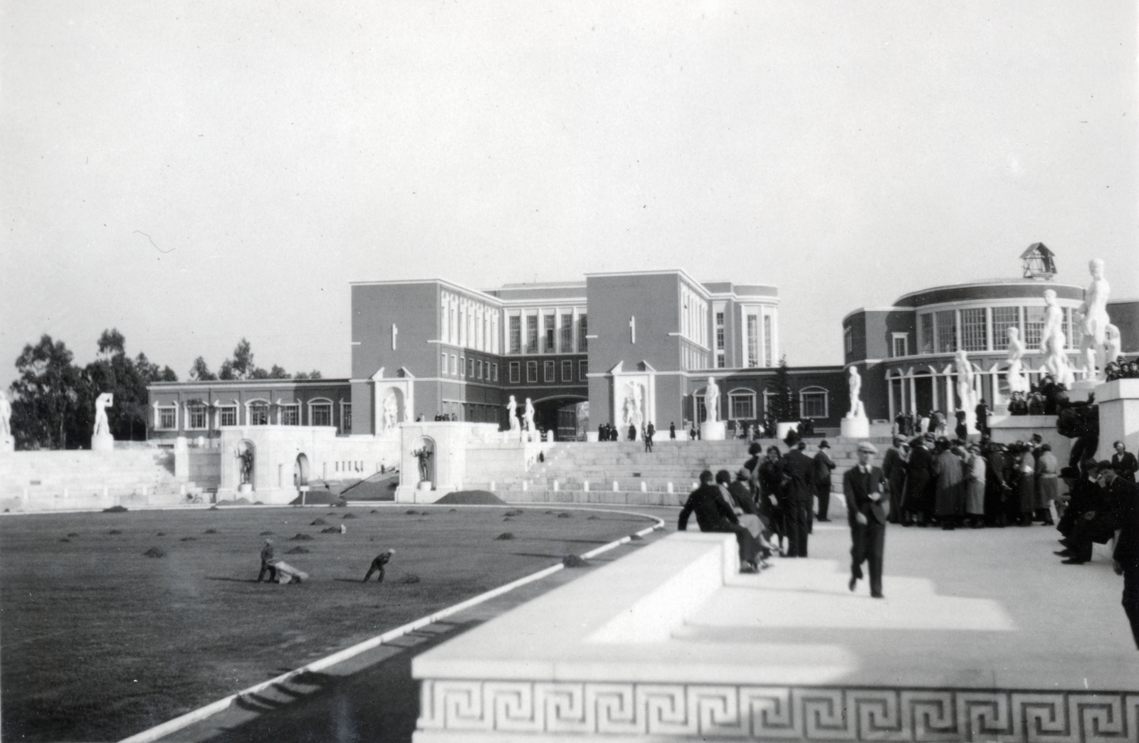 Italy, Rome, Piazzale Foro Italico, szemben a "H-Palota"., 1933, Alföldy Mari, lawnmower, sculptural group, Fortepan #226635
