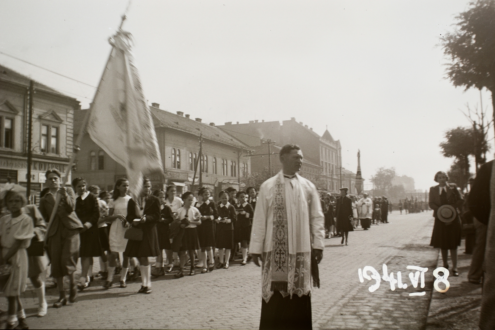 Magyarország, Budapest XIV., Kerepesi út, háttérben az Utász utca torkolata., 1941, Fortepan/Album002, vallás, zászló, pap, körmenet, bricsesz, ornátus, Budapest, Fortepan #22664