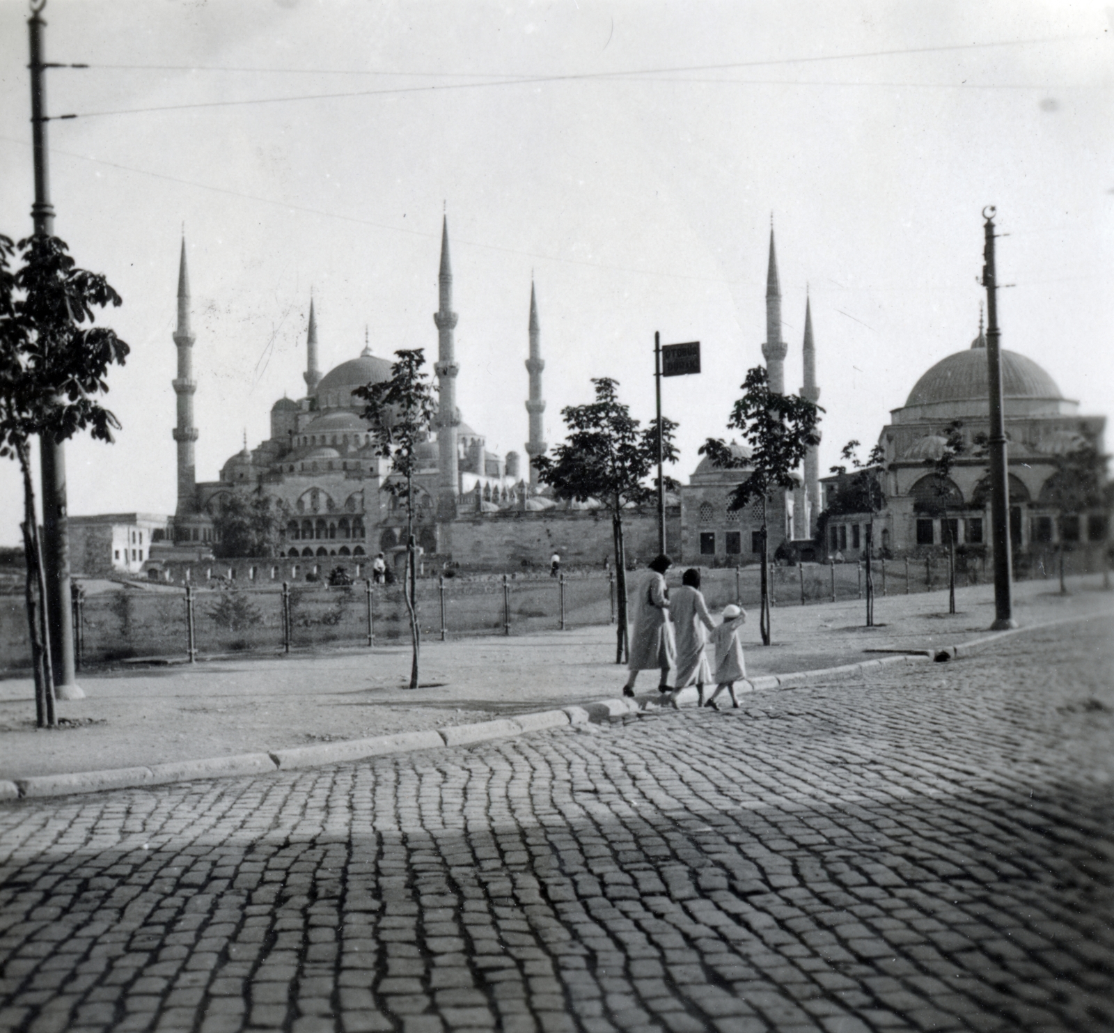 Turkey, Istanbul, Ahmed szultán dzsámija / Kék mecset (Sultan Ahmet Camii / Mavi Camii)., 1934, Alföldy Mari, cobblestones, Neo-Mamluk architecture, Fortepan #226647