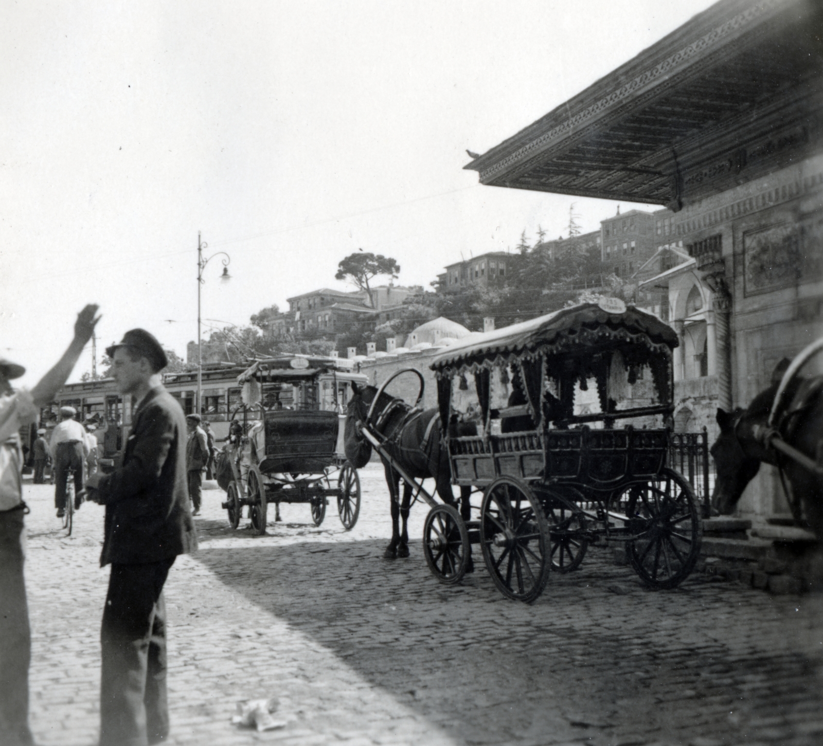 Turkey, Istanbul, Üsküdar városrész, Paşa Limanı Caddesi. Előtérben jobbra a III. Ahmed kút, ettől balra a Mihrimah szultán mecsethez tartozó medresze (muszlim iskola)., 1934, Alföldy Mari, Fortepan #226649