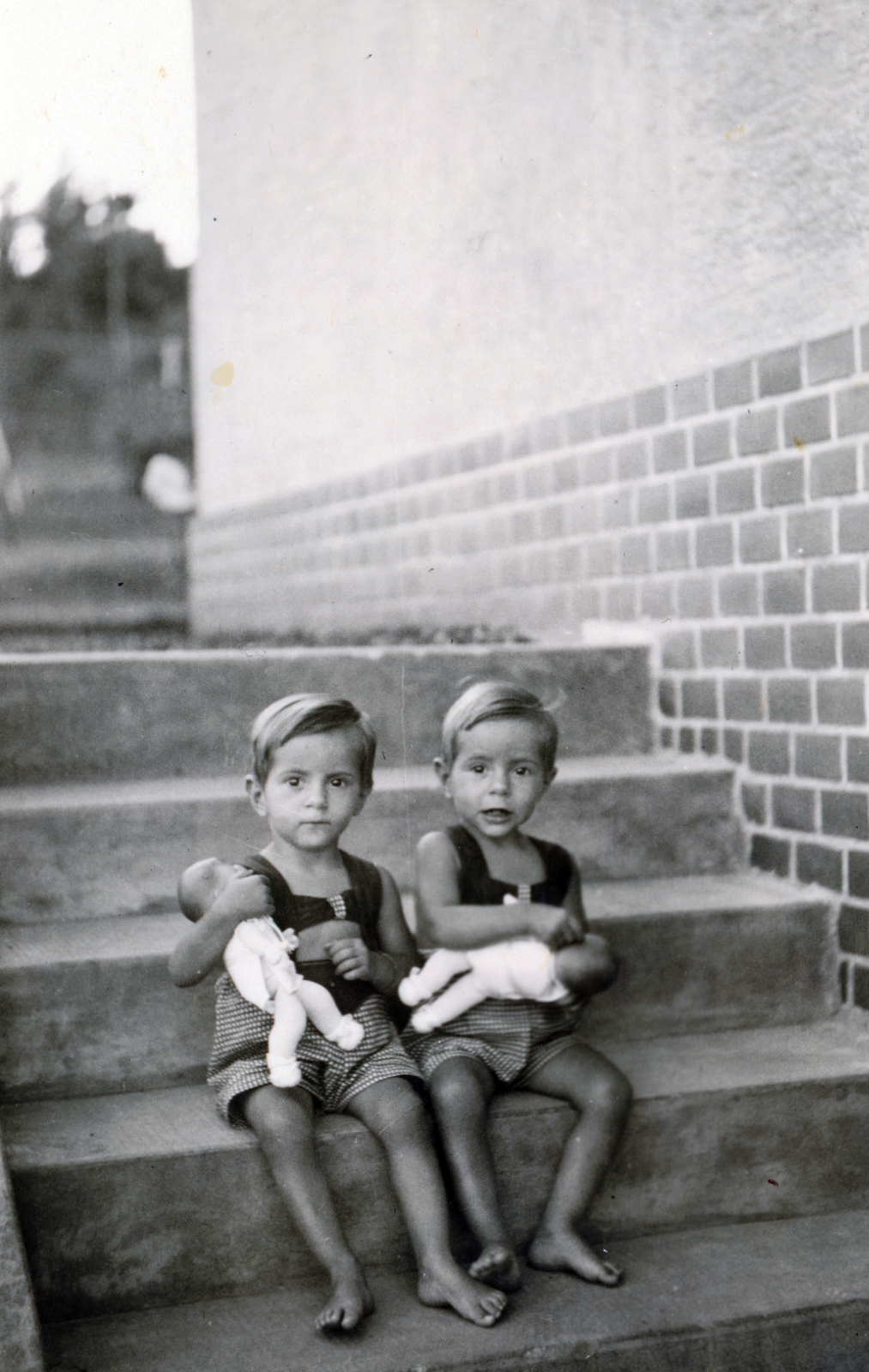 Hungary, Budapest XII., a felvétel a Gyimes utca 2. (ekkor 4.) számú ház oldallépcsőjénél készült., 1938, Alföldy Mari, twins, portrait, Budapest, toy doll, barefoot, sitting on stairs, Fortepan #226668