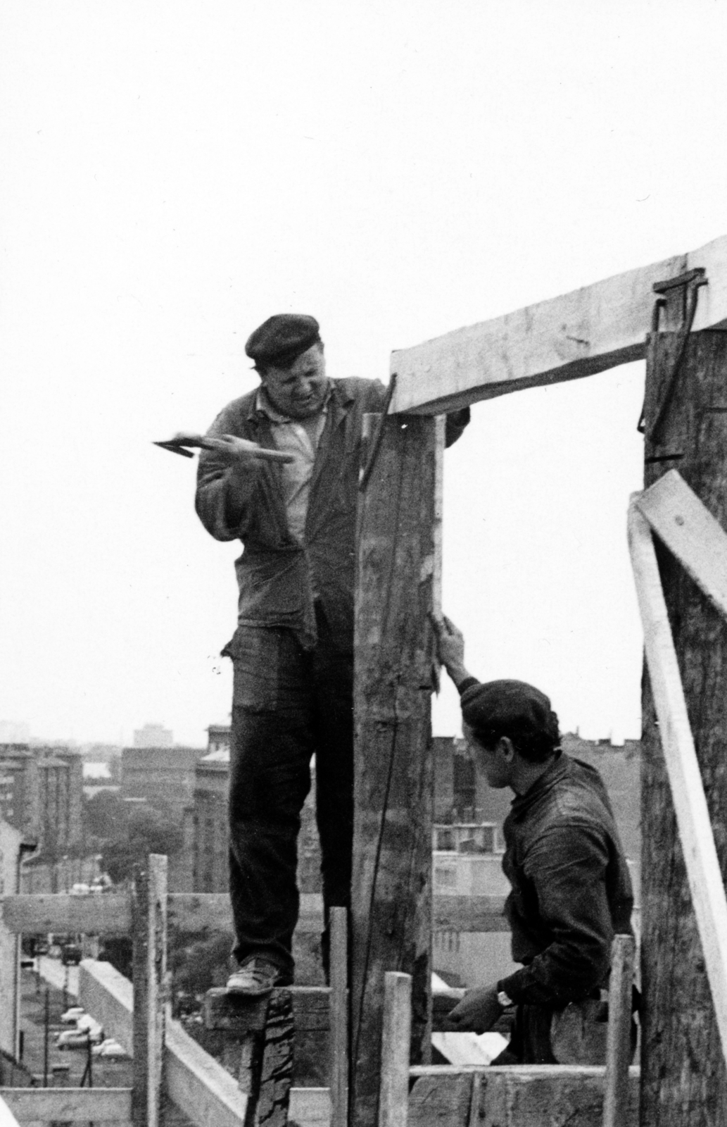 Hungary, Budapest XIV., Thököly út 97-101., a Pest Megyei Bíróság építkezése, balra a Hungária körút részlete látható., 1970, Középületépítő Vállalat - Kreszán Albert - Koczka András - Kemecsei József, Budapest, worker, wooden structure, Best of, Fortepan #226684