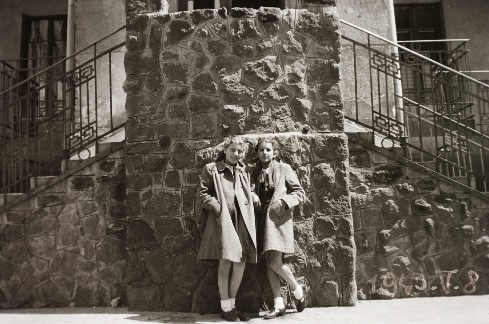 Hungary, Budapest VIII., a felvétel a Szörény utca 7. számú ház udvarában készült., 1943, Fortepan/Album002, girl, stairs, Budapest, Fortepan #22670