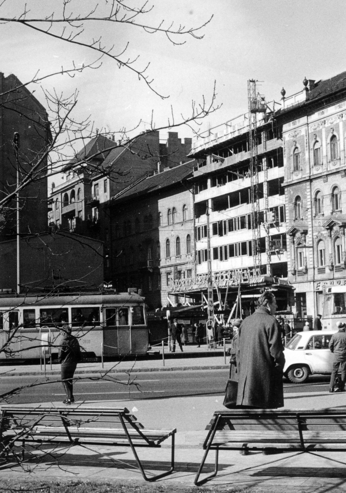 Magyarország, Budapest VIII.,Budapest VII., Rákóczi út a Blaha Lujza térnél. Szemben az Akácfa utca 3. szám alatti EMKE Szálloda építkezése látható., 1971, Középületépítő Vállalat - Kreszán Albert - Koczka András - Kemecsei József, Budapest, Fortepan #226701