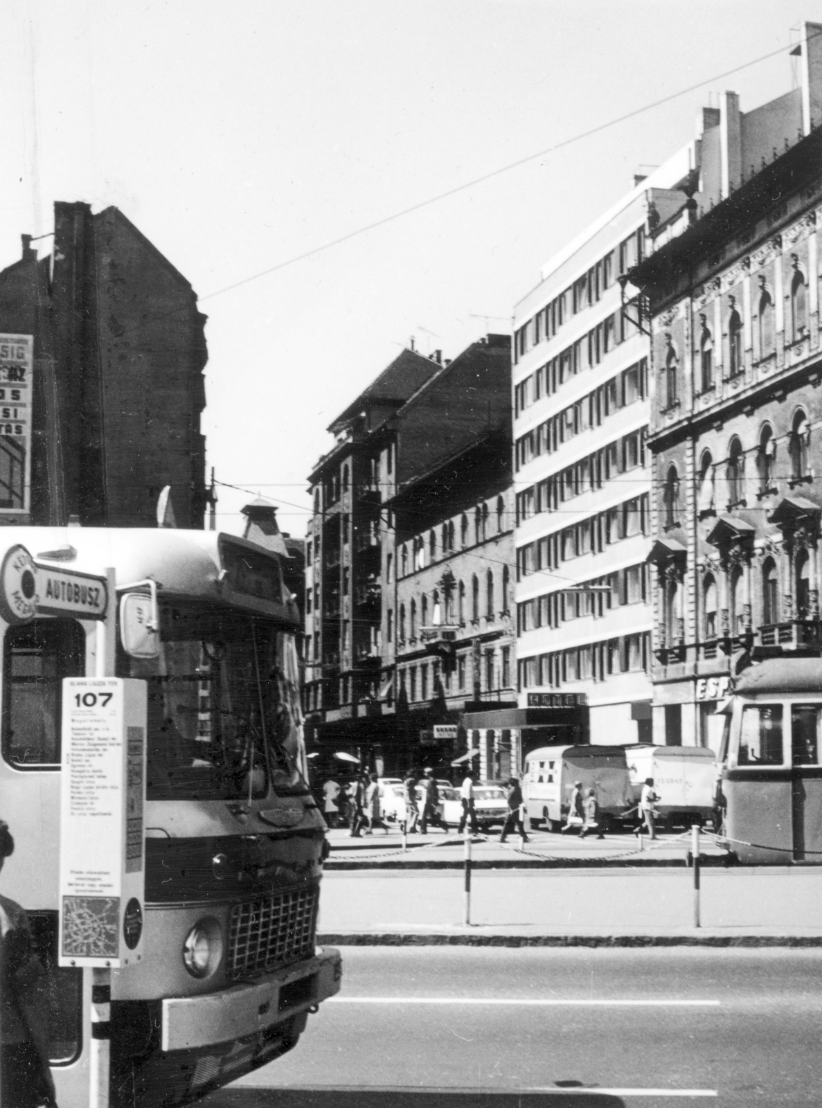 Hungary, Budapest VIII.,Budapest VII., Rákóczi út a Blaha Lujza térnél, a felvétel a 7-es busz megállójában készült. Szemben az Akácfa utca 3. szám alatti EMKE Szálloda építkezése látható., 1972, Középületépítő Vállalat - Kreszán Albert - Koczka András - Kemecsei József, Budapest, Fortepan #226702
