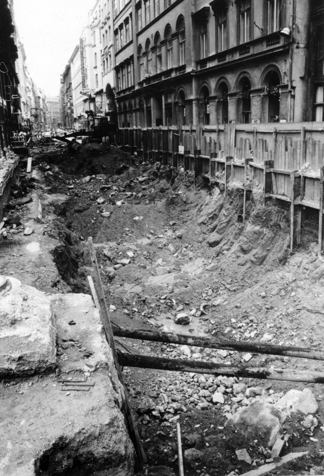 Magyarország, Budapest V., Petőfi Sándor utca, a közúti aluljáró mélyítése. A felvétel a Ferenciek tere (Felszabadulás tér) aluljárórendszerének kiépítésekor készült., 1975, Középületépítő Vállalat - Kreszán Albert - Koczka András - Kemecsei József, Budapest, munkagödör, Best of, Fortepan #226716
