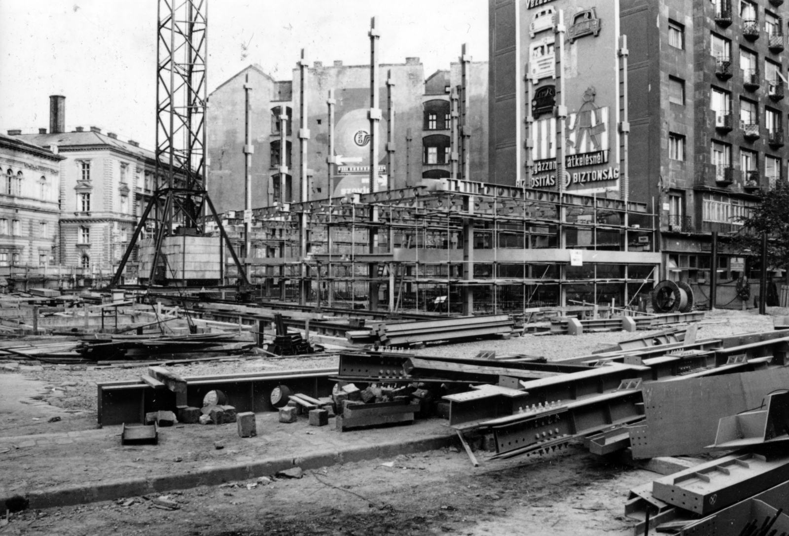 Hungary, Budapest VI., a Jókai utca - Nyugati (Marx) tér - Bajcsy-Zsilinszky út közötti terület, a Skála Metró nagyáruház építkezése., 1978, Középületépítő Vállalat - Kreszán Albert - Koczka András - Kemecsei József, lift-form technogy, Budapest, Best of, Fortepan #226717