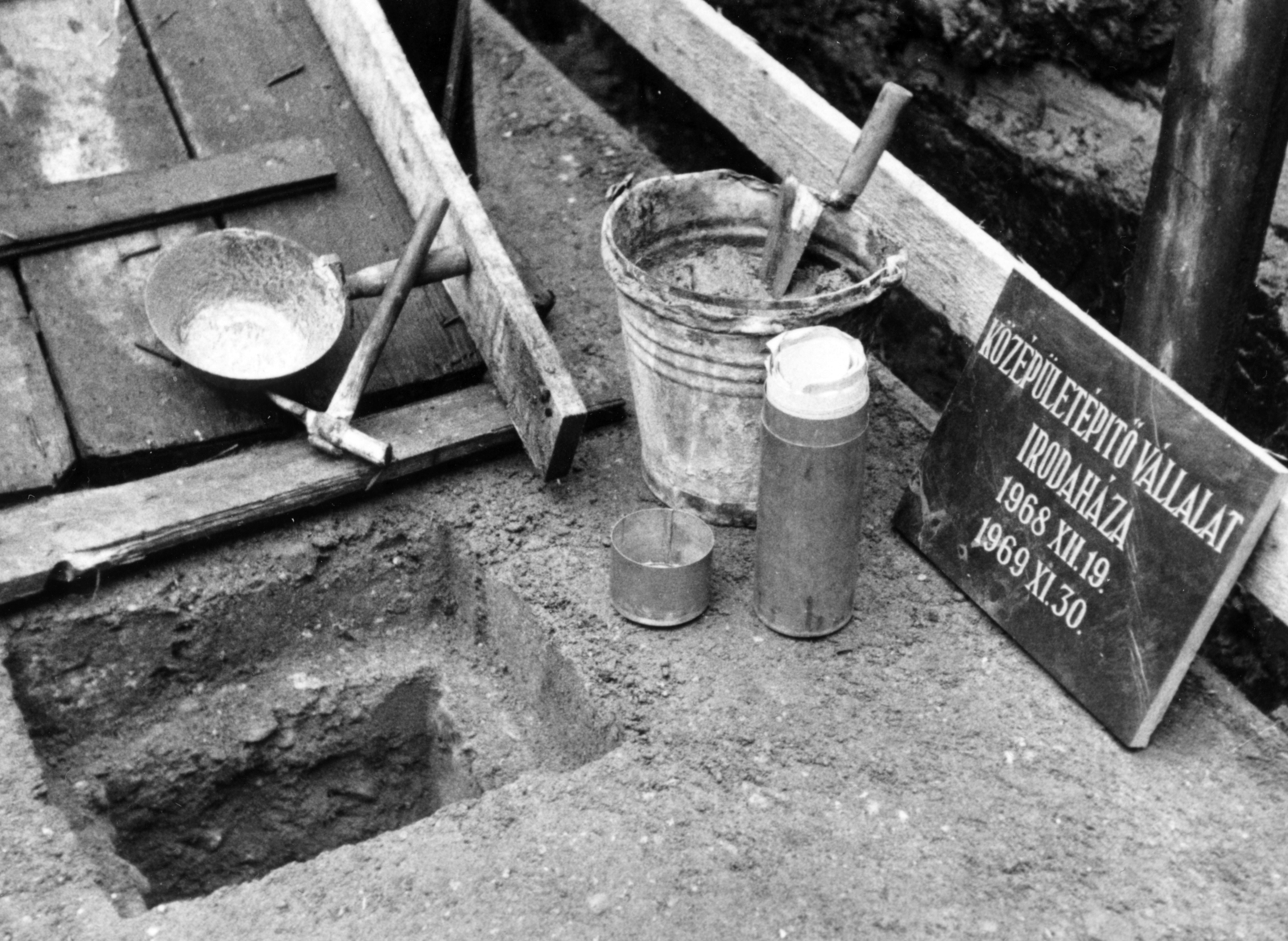 Hungary, Budapest V., Molnár utca 19., a felvétel a Középületépítő Vállalat székházának alapköletételekor készült., 1968, Középületépítő Vállalat - Kreszán Albert - Koczka András - Kemecsei József, bucket, cornerstone, vacuum flask, mug, plaster pan, Budapest, Fortepan #226718