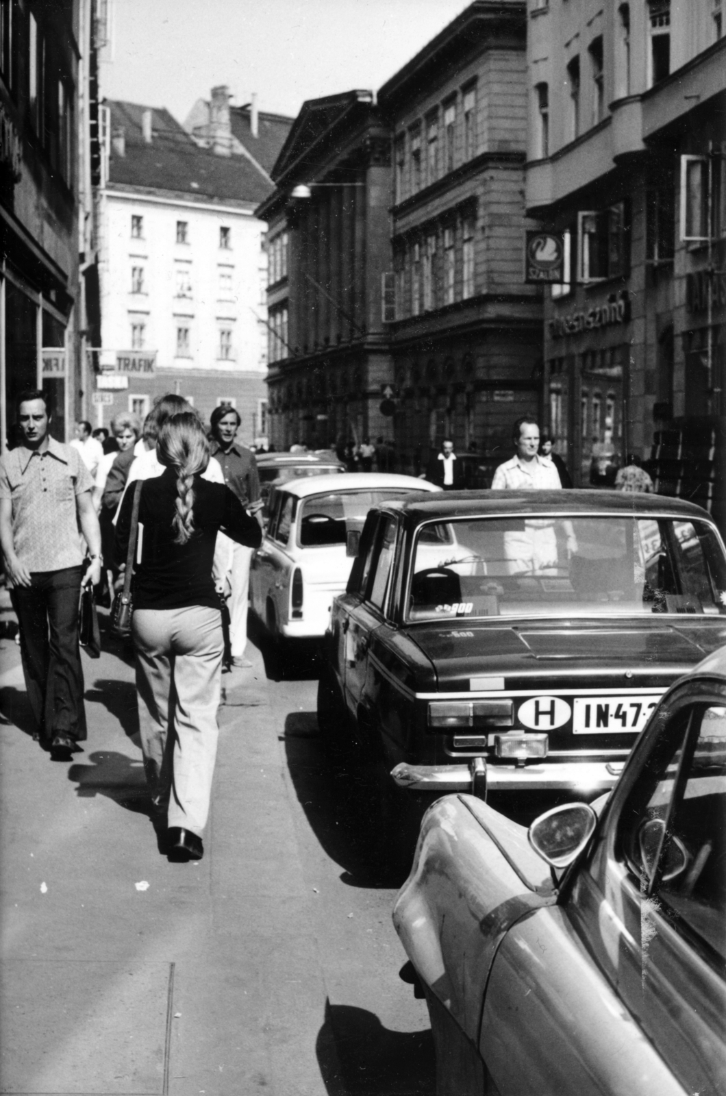 Magyarország, Budapest V., a Városház utca a Kossuth Lajos utca felől, szemben a Gerlóczy utca sarkán a Városháza épülete látszik., 1975, Középületépítő Vállalat - Kreszán Albert - Koczka András - Kemecsei József, Budapest, VAZ 2101, Fortepan #226721