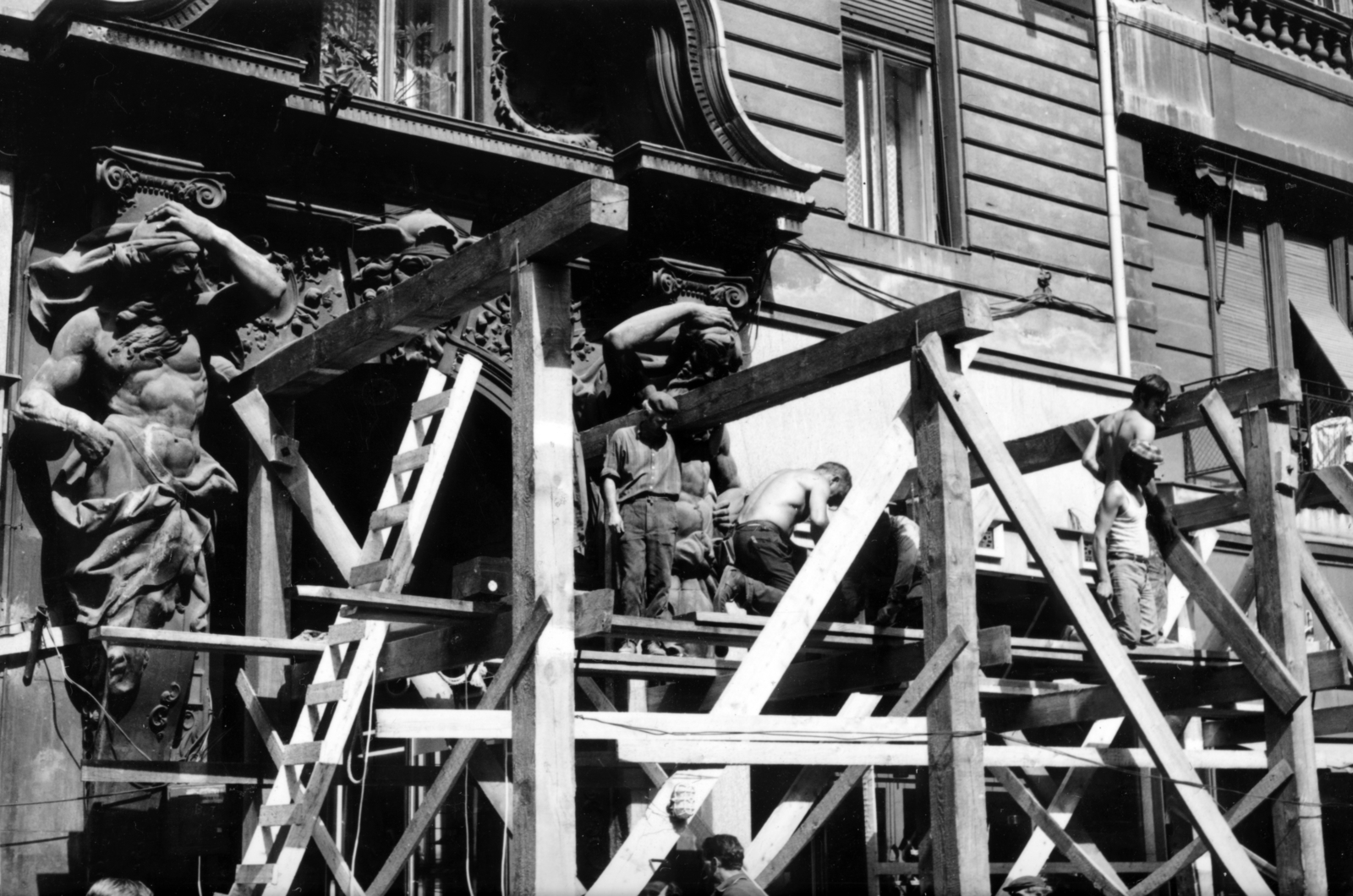 Magyarország, Budapest V., a Kossuth Lajos utca 4. számú ház kapuja áz épület felállványozásakor., 1975, Középületépítő Vállalat - Kreszán Albert - Koczka András - Kemecsei József, Budapest, Fortepan #226725