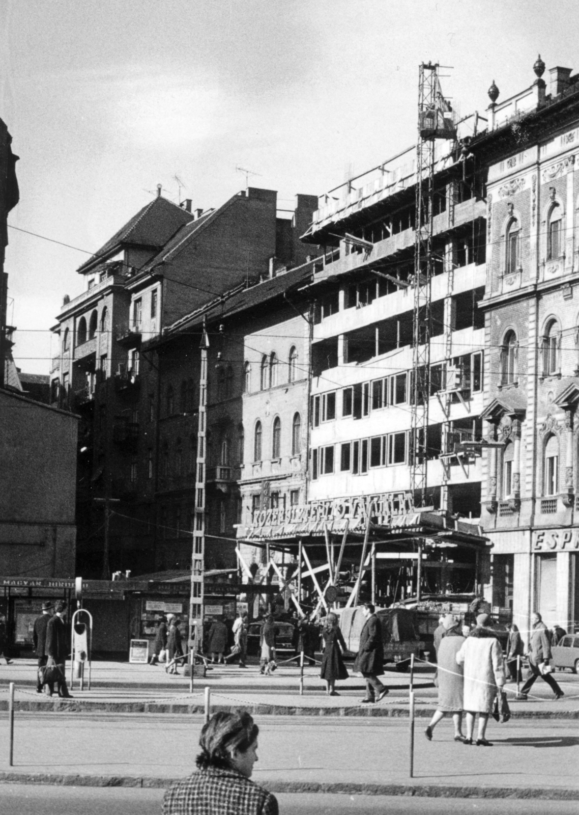 Hungary, Budapest VIII.,Budapest VII., Rákóczi út a Blaha Lujza térnél. Szemben az Akácfa utca 3. szám alatti EMKE Szálloda építkezése látható., 1971, Középületépítő Vállalat - Kreszán Albert - Koczka András - Kemecsei József, Budapest, Fortepan #226727