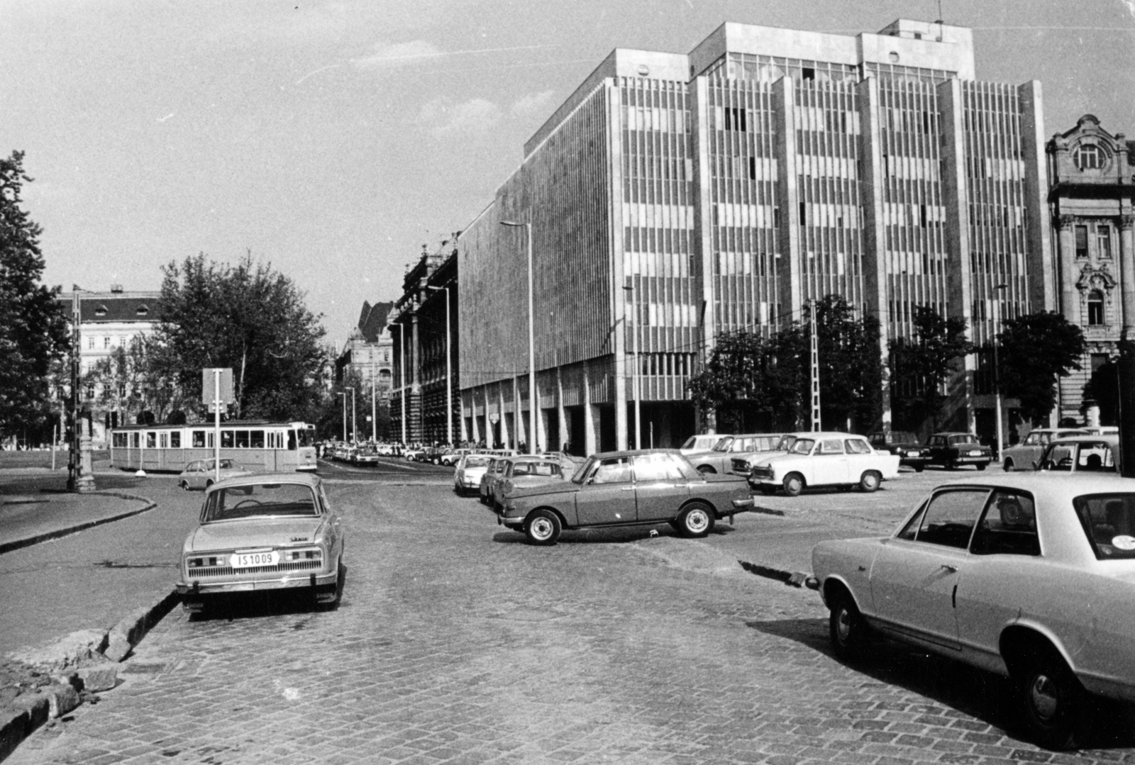 Magyarország, Budapest V., Kossuth Lajos tér 6-8., Műszaki és Természettudományi Egyesületek Szövetsége / MTESZ-székház., 1973, Középületépítő Vállalat - Kreszán Albert - Koczka András - Kemecsei József, rendszám, Vauxhall Viva, Budapest, Skoda 100, eltűnt, Fortepan #226739