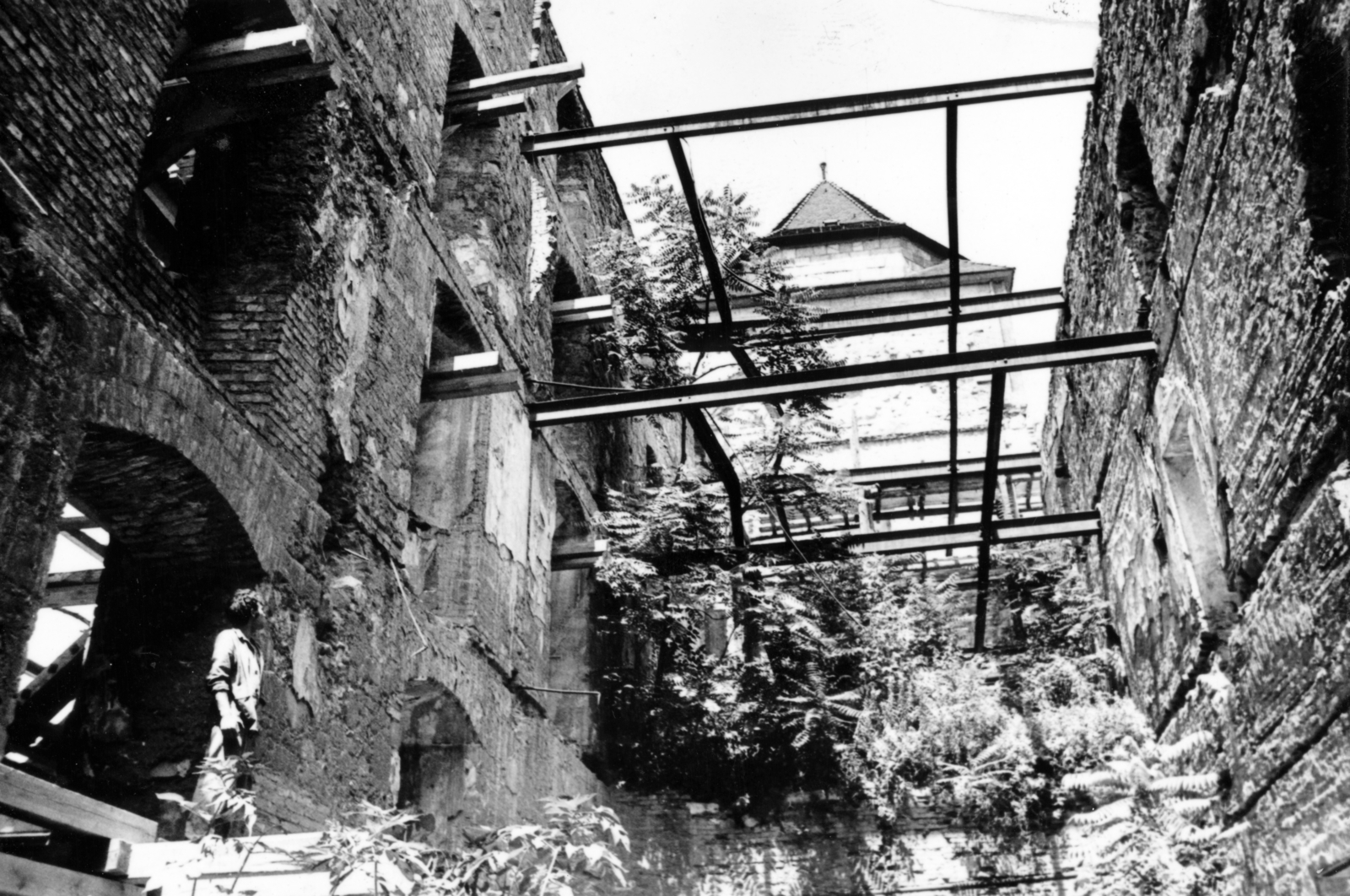 Magyarország, budai Vár, Budapest I., az egykori jezsuita kollégium és rendház romos épülete (később a Hilton épült fel a helyén) szemben a Szent Miklós-templom tornya., 1968, Középületépítő Vállalat - Kreszán Albert - Koczka András - Kemecsei József, Budapest, eltűnt, Fortepan #226758