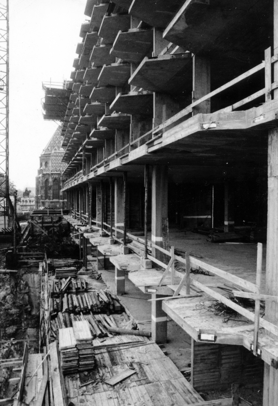 Magyarország, budai Vár, Budapest I., az épülő Hilton szálló takarásában a Mátyás-templom, ettől balra Szent István szobra látható., 1975, Középületépítő Vállalat - Kreszán Albert - Koczka András - Kemecsei József, Budapest, Fortepan #226764