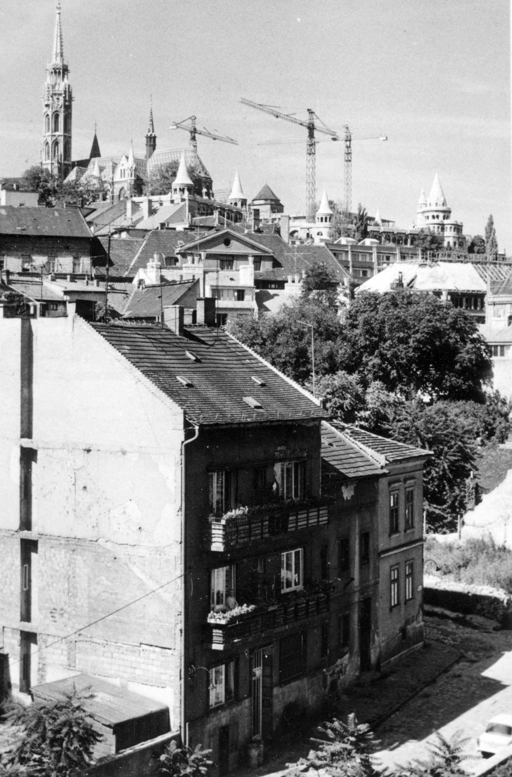 Magyarország, Budapest I., Kapucinus (Farkasbíró) utca, fent a budai Várban a Mátyás-templom és az épülő Hilton szálló., 1975, Középületépítő Vállalat - Kreszán Albert - Koczka András - Kemecsei József, Budapest, Fortepan #226767