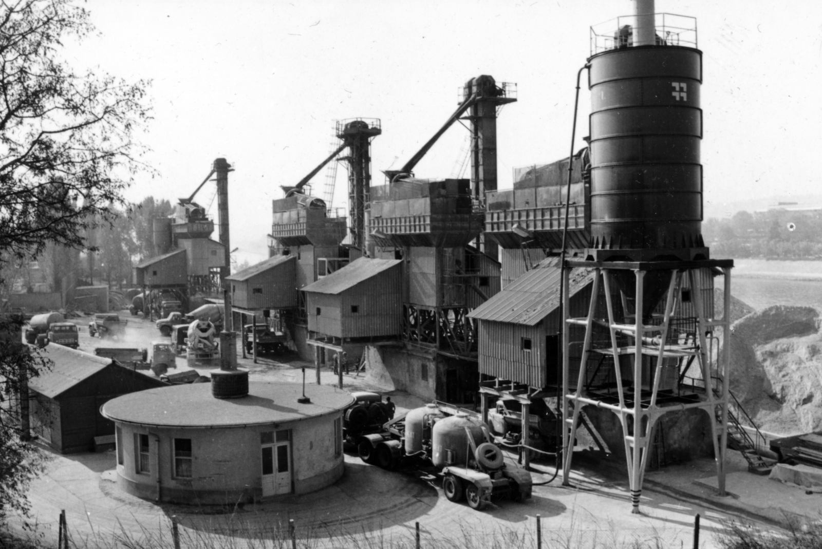 Hungary, Budapest XIII., a Középületépítő Vállalat transzportbeton üzeme az Árpád híd pesti hídfőjénél. Jobbra a Margit-sziget részlete látható., 1976, Középületépítő Vállalat - Kreszán Albert - Koczka András - Kemecsei József, Budapest, container, Best of, Fortepan #226787