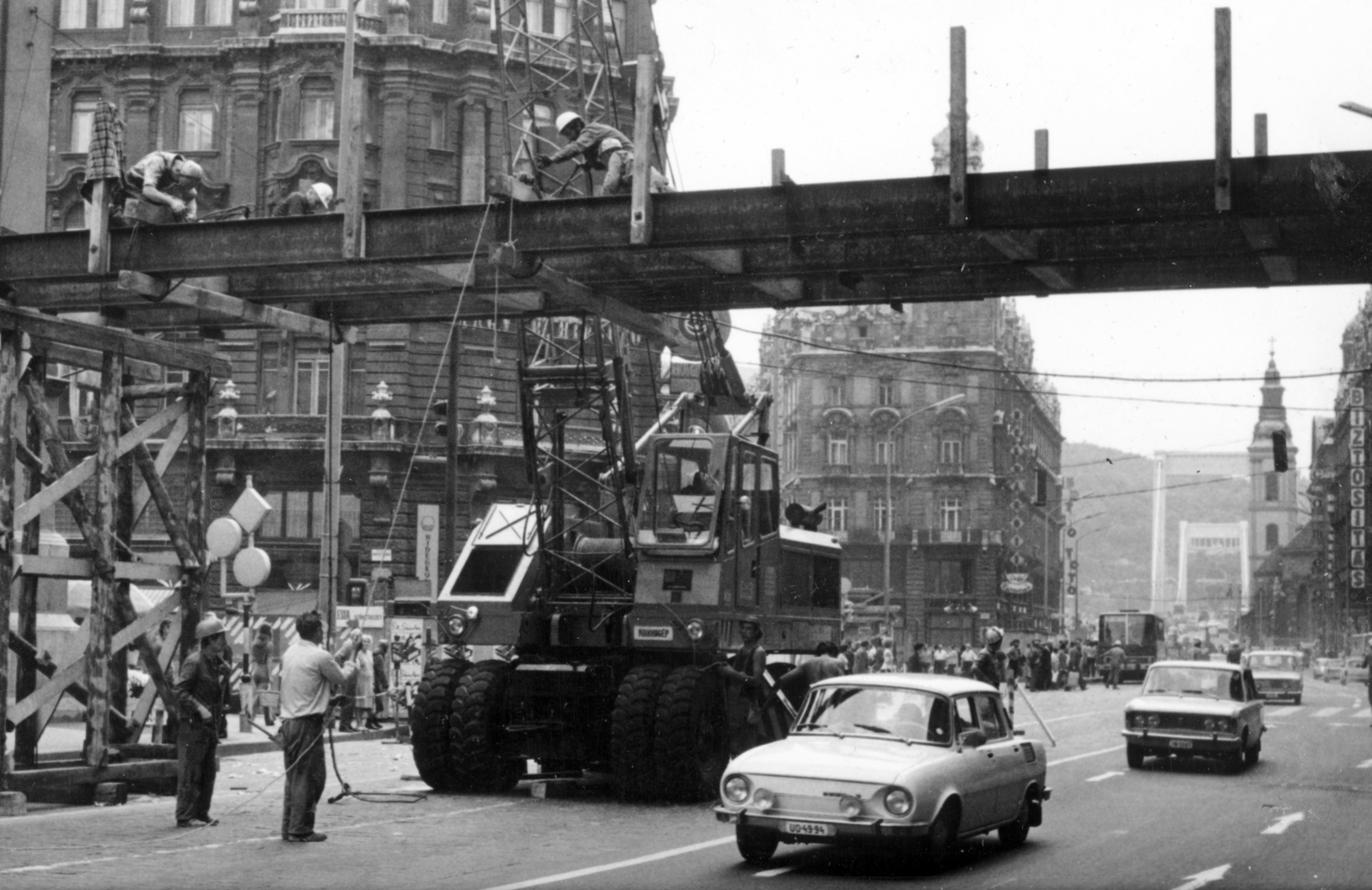 Hungary, Budapest V., Kossuth Lajos utca, ideiglenes gyalogos felüljáró építése a Ferenciek tere (Felszabadulás tér) aluljárórendszerének kiépítésének kezdetekor., 1975, Középületépítő Vállalat - Kreszán Albert - Koczka András - Kemecsei József, number plate, Budapest, Fortepan #226788