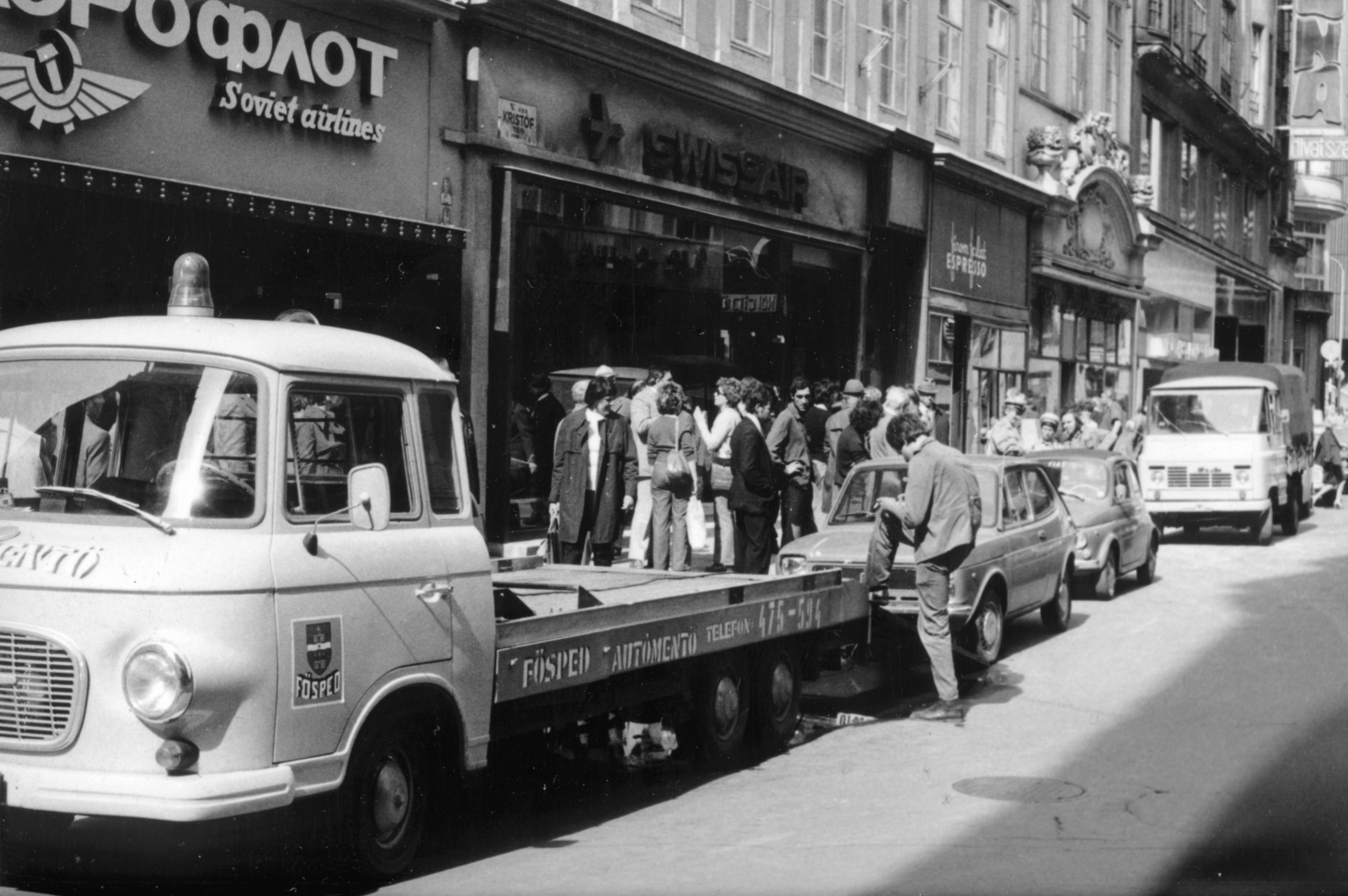 Hungary, Budapest V., Kristóf tér a Váci utca irányából a Bécsi utca sarkán álló épület felé nézve., 1980, Középületépítő Vállalat - Kreszán Albert - Koczka András - Kemecsei József, Budapest, Zuk-brand, Barkas-brand, Aeroflot airlines, Swissair airlines, tow truck, Fortepan #226792
