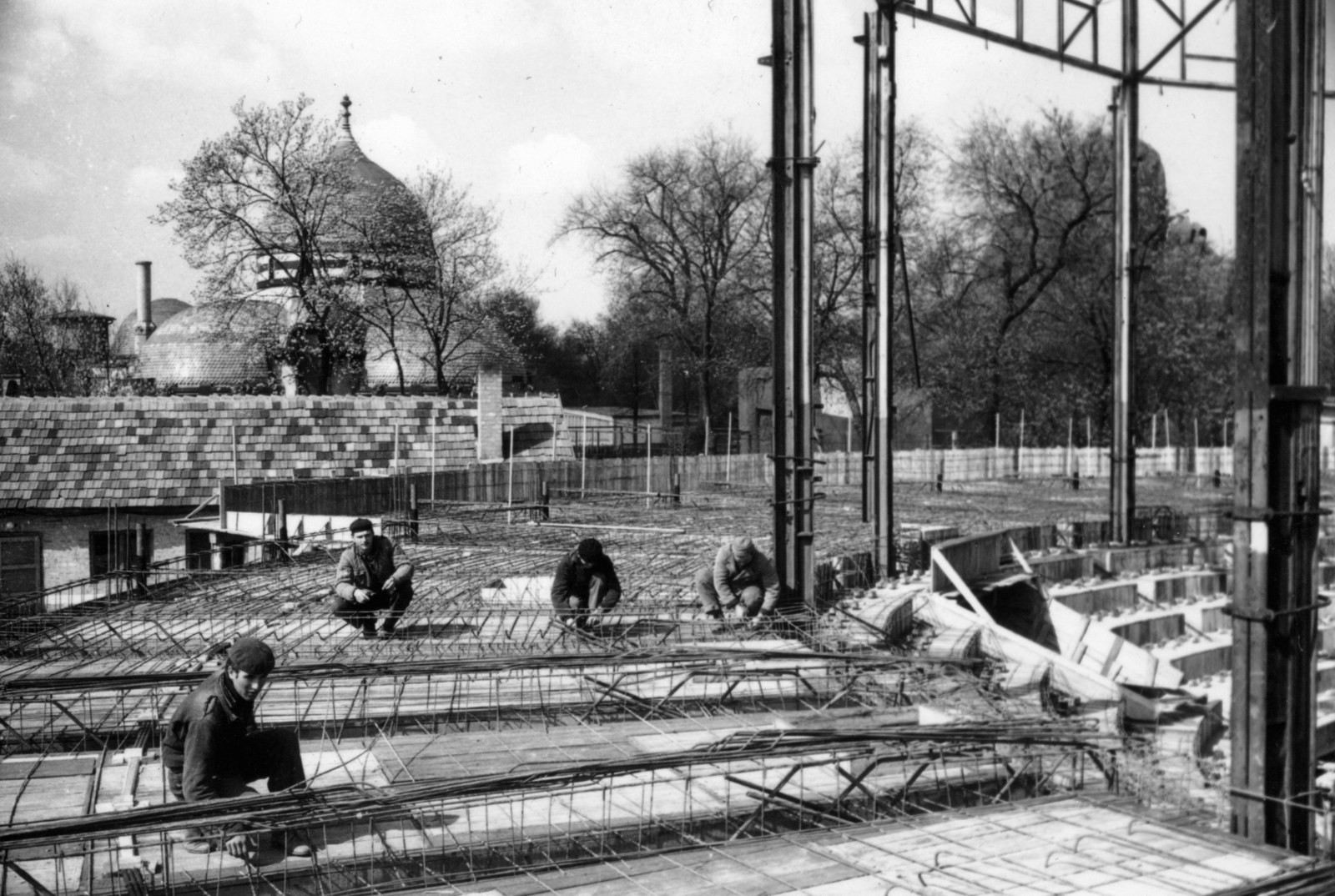 Hungary, Budapest XIV., a Fővárosi Nagycirkusz építése, háttérben az Elefántház az Állatkertben., 1969, Középületépítő Vállalat - Kreszán Albert - Koczka András - Kemecsei József, Budapest, Fortepan #226805