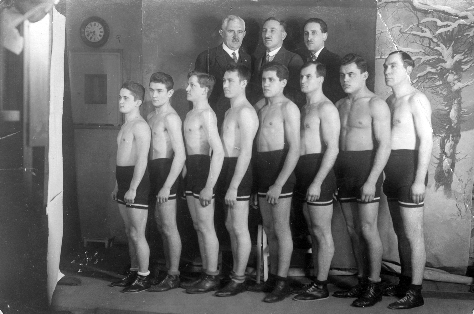 Hungary, a BSzKRt Sportegyesülete box szakosztályának tagjai. Hátul állnak Eisenstock Gyula (balra) és Borbás János (jobbra)., 1930, Lengyel Zoltán, boxing, men, studio, half-naked, height chart, Fortepan #22682