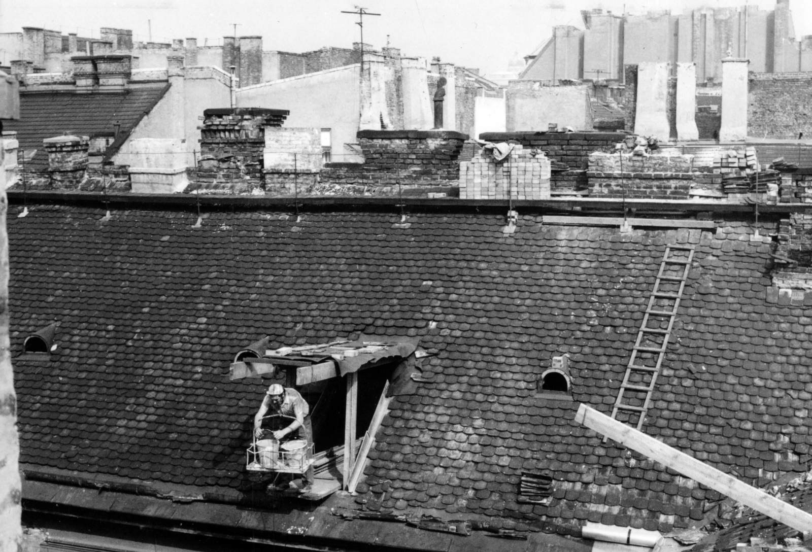 Hungary, Budapest V., Molnár utca, kilátás a 19-es számú házról, előtérben a 17-es számú épület tetőzete, távolabb a Belgrád rakpart 26. tűzfala látható., 1971, Középületépítő Vállalat - Kreszán Albert - Koczka András - Kemecsei József, Budapest, ladder, roof, Best of, Fortepan #226825
