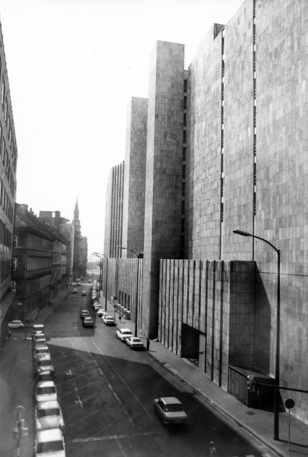 Hungary, Budapest V., Apáczai Csere János utca, jobbra Hotel Duna Intercontinental, szemben a Petőfi téren az ortodox templom., 1969, Középületépítő Vállalat - Kreszán Albert - Koczka András - Kemecsei József, Budapest, Fortepan #226831