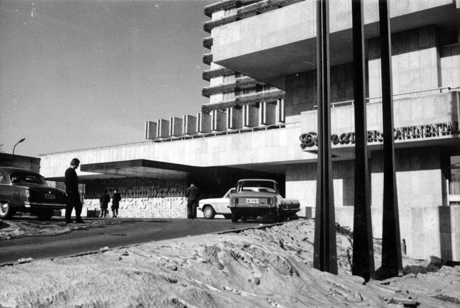 Hungary, Budapest V., a felvétel a Hotel Duna Intercontinental főbejárata előtt készült., 1969, Középületépítő Vállalat - Kreszán Albert - Koczka András - Kemecsei József, Budapest, Fortepan #226832