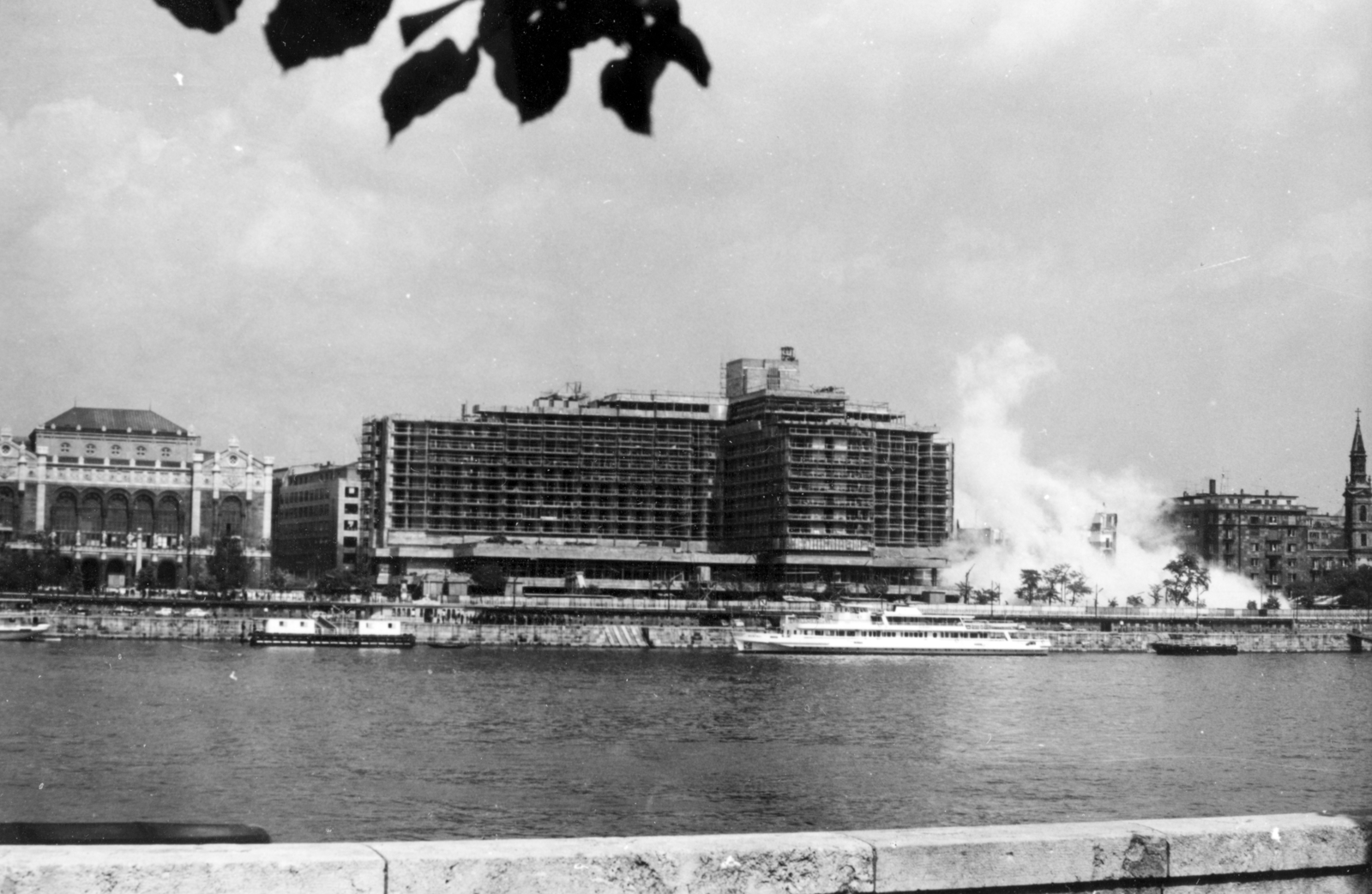 Hungary, Budapest V., Duna Szálló robbantásos bontása 1969. május 21-én, mellette az épülő Hotel Duna Intercontinental., 1969, Középületépítő Vállalat - Kreszán Albert - Koczka András - Kemecsei József, Budapest, Fortepan #226886