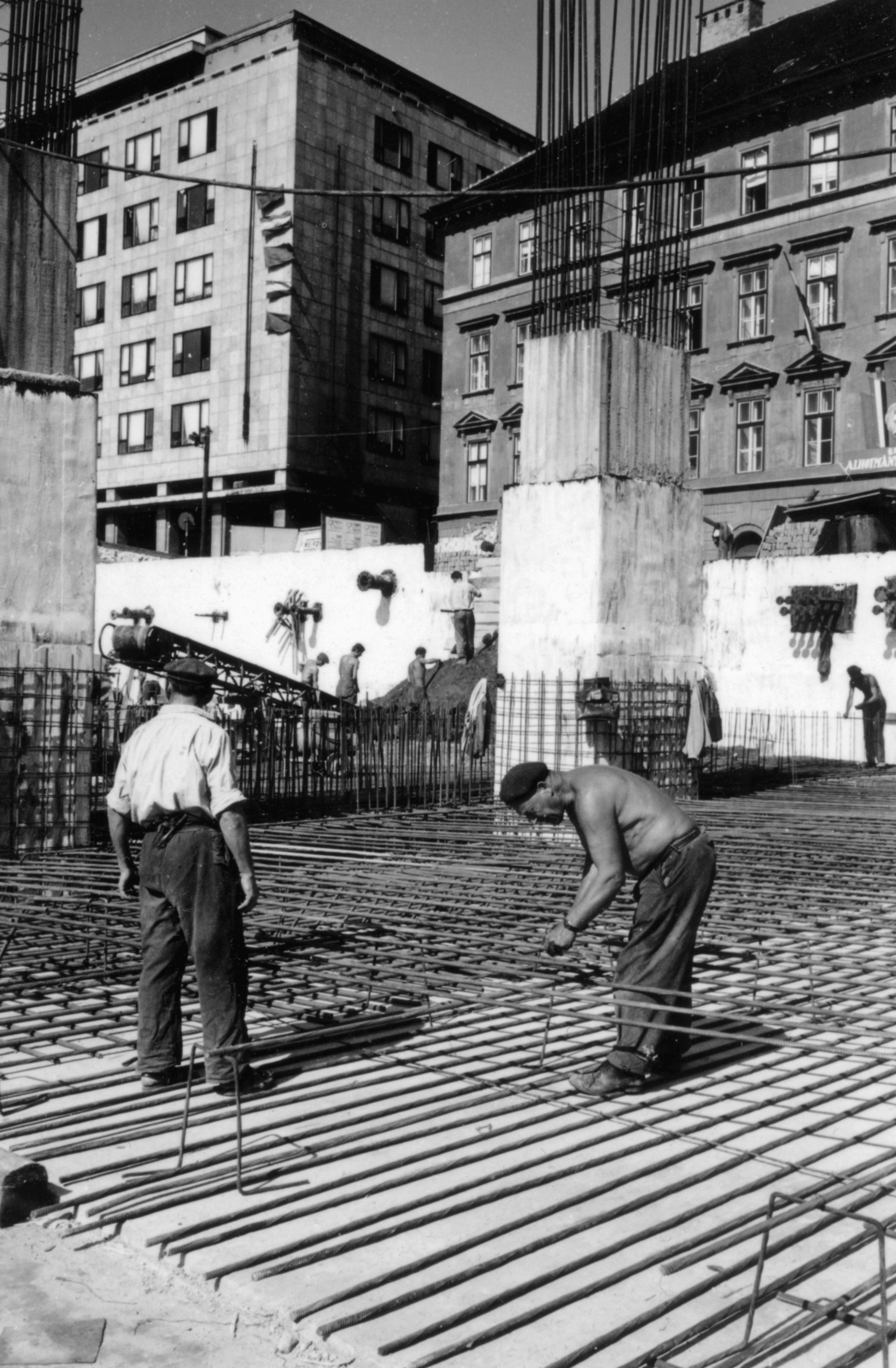 Magyarország, Budapest V., az épülő Hotel Duna Intercontinental az Apáczai Csere János utca felé nézve, háttérben balra UVATERV-MÉLYÉPTERV székház., 1967, Középületépítő Vállalat - Kreszán Albert - Koczka András - Kemecsei József, Budapest, Fortepan #226887
