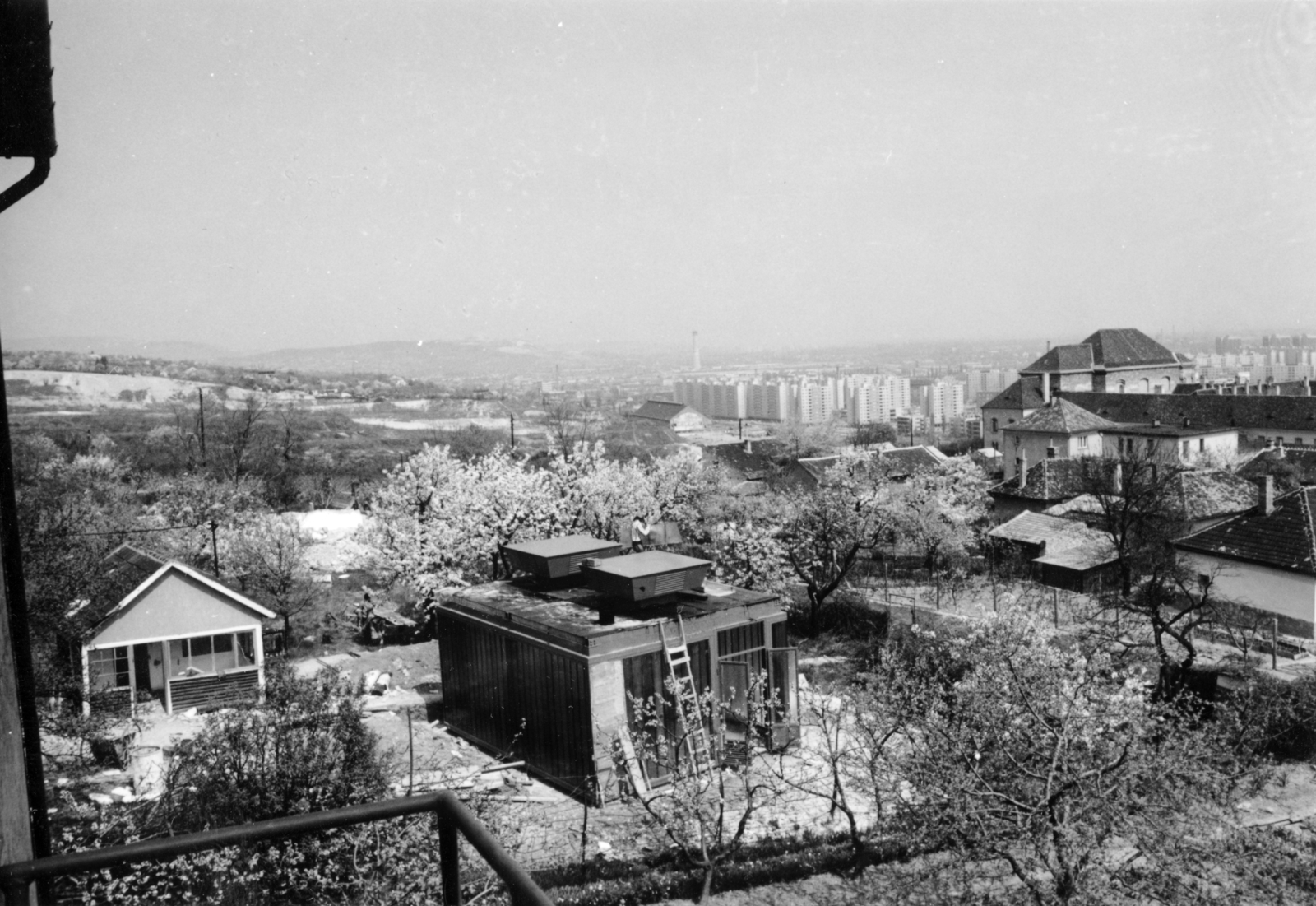 Magyarország, Óbuda, Budapest III., kilátás a Remetehegyi út és Toboz utca sarkáról, jobbra a Kiscelli Múzeum (az egykori Schmidt kastély)., 1975, Középületépítő Vállalat - Kreszán Albert - Koczka András - Kemecsei József, Budapest, Fortepan #226896