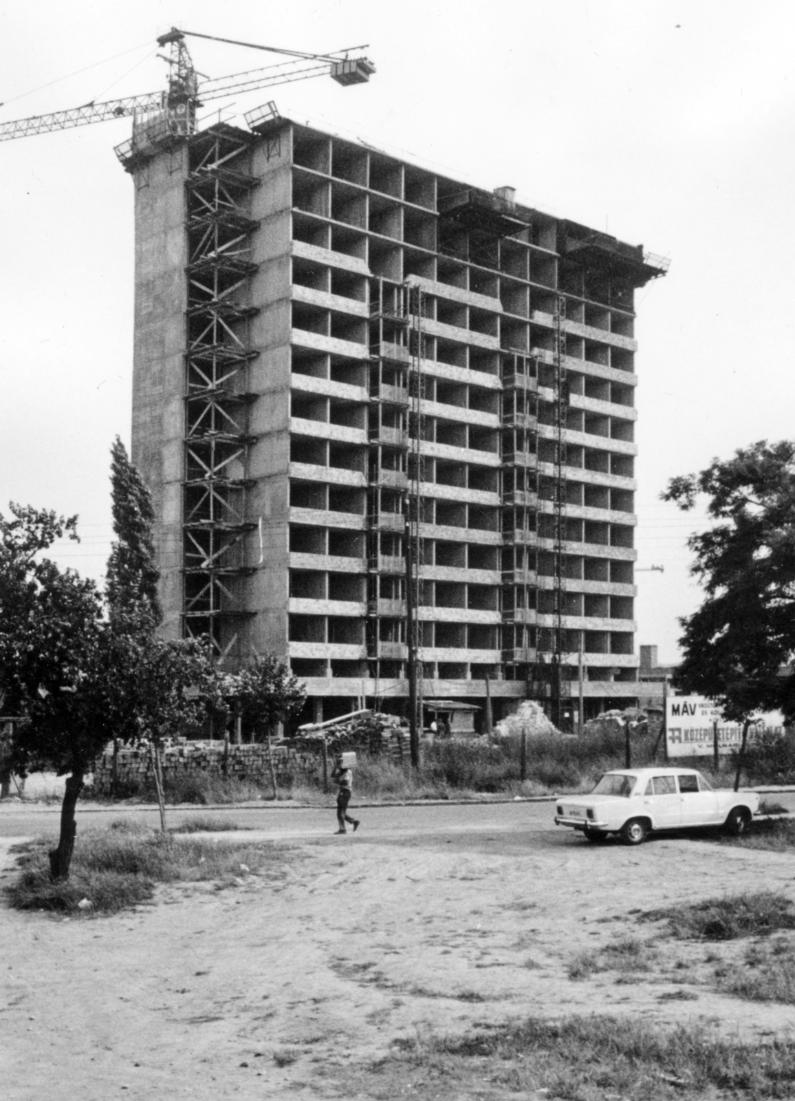 Magyarország, Budapest XI., a Rimaszombat úti MÁV kollégium és a Vasútgépészeti Szakközépiskola épitkezése., 1975, Középületépítő Vállalat - Kreszán Albert - Koczka András - Kemecsei József, Budapest, Polski Fiat 125p, Fortepan #226904