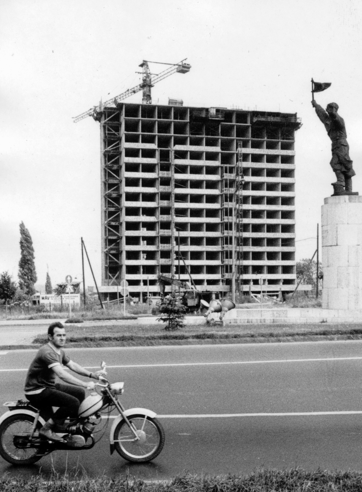 Hungary, Budapest XI., Budaörsi út az Osztapankó szobornál, háttérben a Rimaszombat úti MÁV kollégium és a Vasútgépészeti Szakközépiskola épitkezése., 1975, Középületépítő Vállalat - Kreszán Albert - Koczka András - Kemecsei József, Riga-brand, Budapest, Fortepan #226906