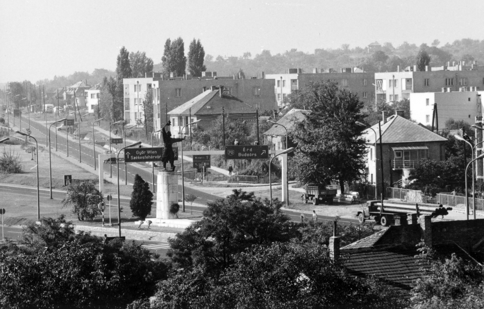 Hungary, Budapest XI., kilátás a Hotel Wien felől, a Budaörsi út, az M1-M7 közös szakasza, és az Osztapenko szobor felé., 1973, Középületépítő Vállalat - Kreszán Albert - Koczka András - Kemecsei József, Budapest, Fortepan #226912