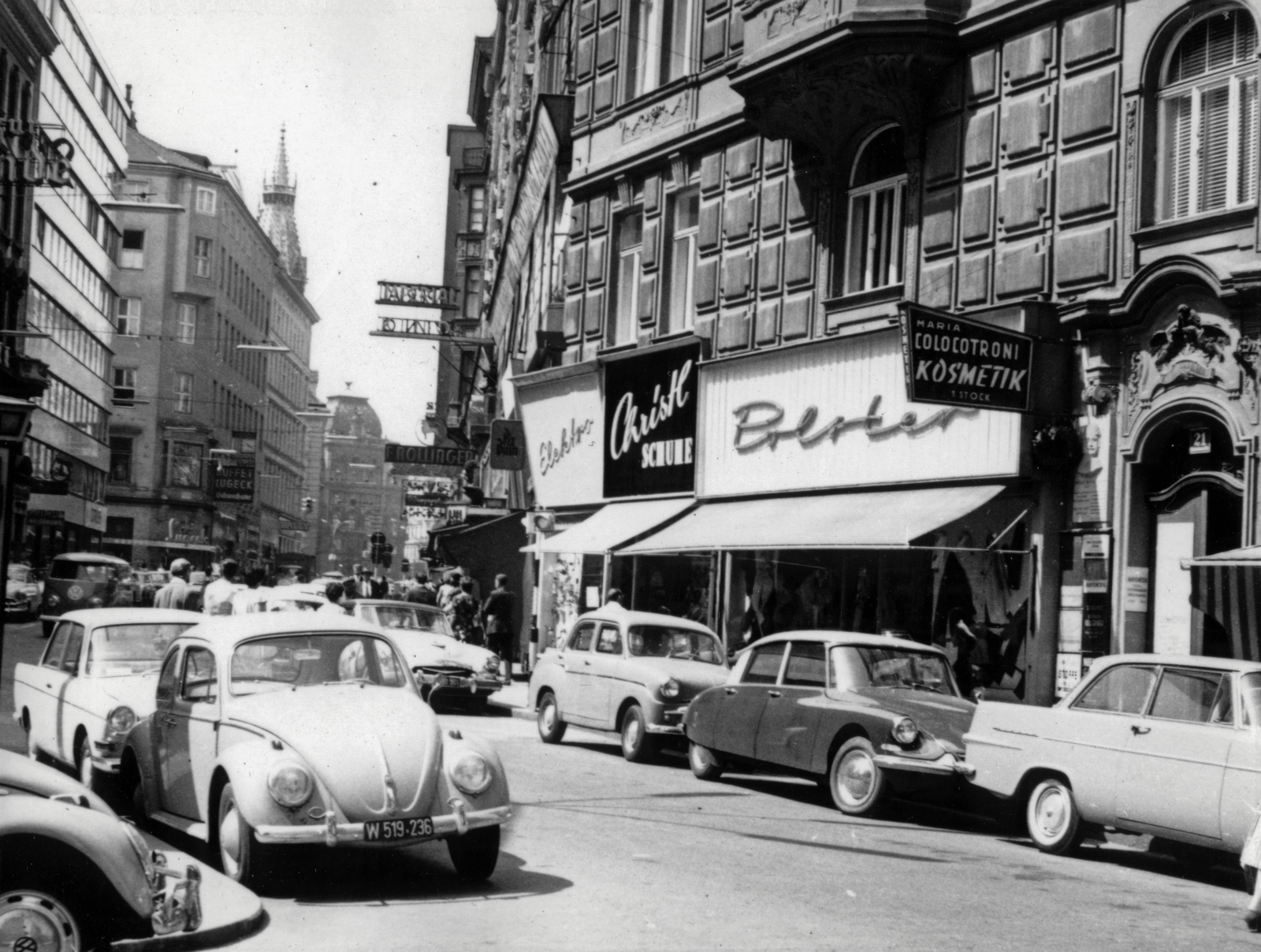 Austria, Vienna, Rotenturmstraße a Fleischmarkt sarkánál. Jobbra a 21-es számú ház bejárata mellett Rigasz Velesztinlisz görög forradalmár emléktáblája látható. A háztetők felett a Stephansdom / Szent István-székesegyház egyik tornya látható., 1963, Simon Erzsébet, Fortepan #226920