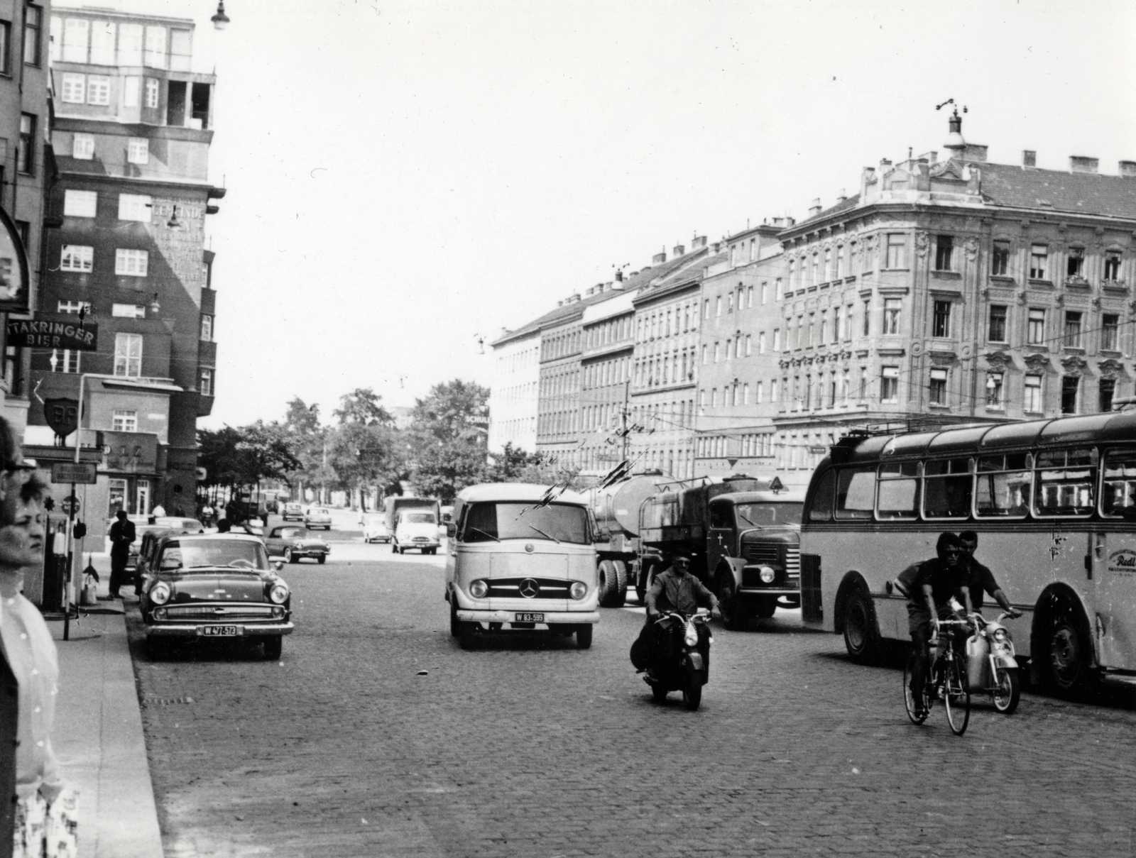 Austria, Vienna, Lassallestraße a Vorgartenstraße sarkánál, a Praterstern felé nézve., 1963, Simon Erzsébet, bicycle, scooter, Fortepan #226924