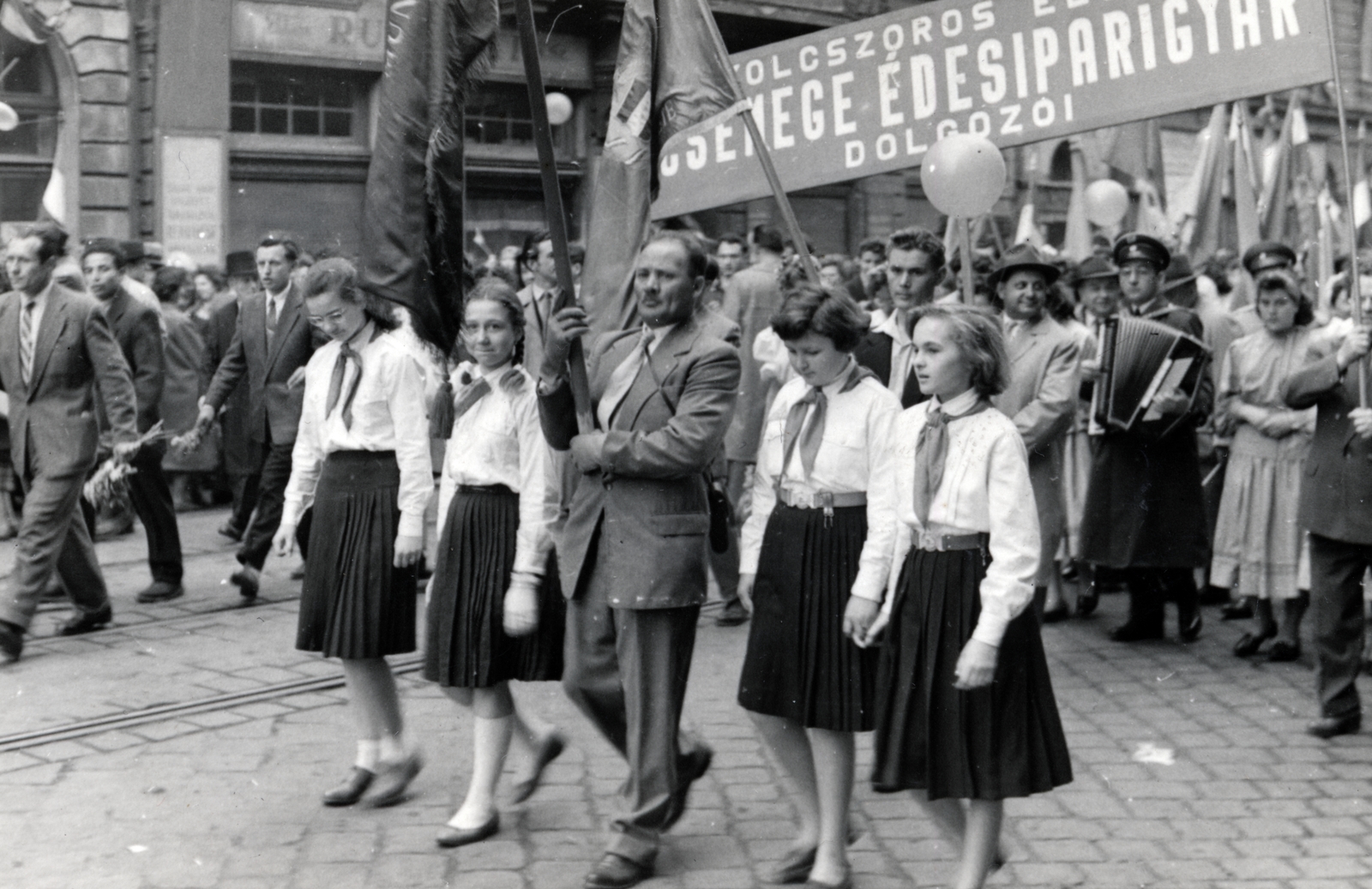 Hungary, Budapest VII., Thököly út a Cserhát utca közelében. A Csemege Édesipari Gyár dolgozói a május 1-i felvonuláson., 1954, Simon Erzsébet, march, pioneer, accordion, Budapest, Fortepan #226927