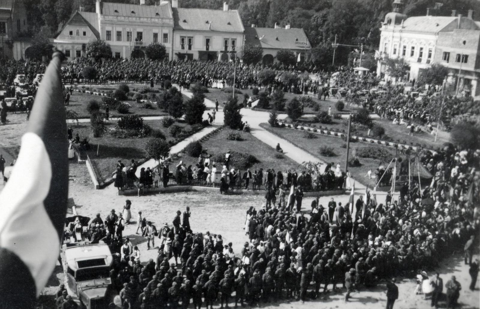 Romania,Transylvania, Gherla, Fő tér (ekkor Horthy Miklós tér, ma Piața Libertății), kilátás az örmény katolikus templom tornyából. A felvétel 1940. szeptember 9-én, a magyar csapatok bevonulása idején készült., 1940, Szilvási hagyaték, Fortepan #226965