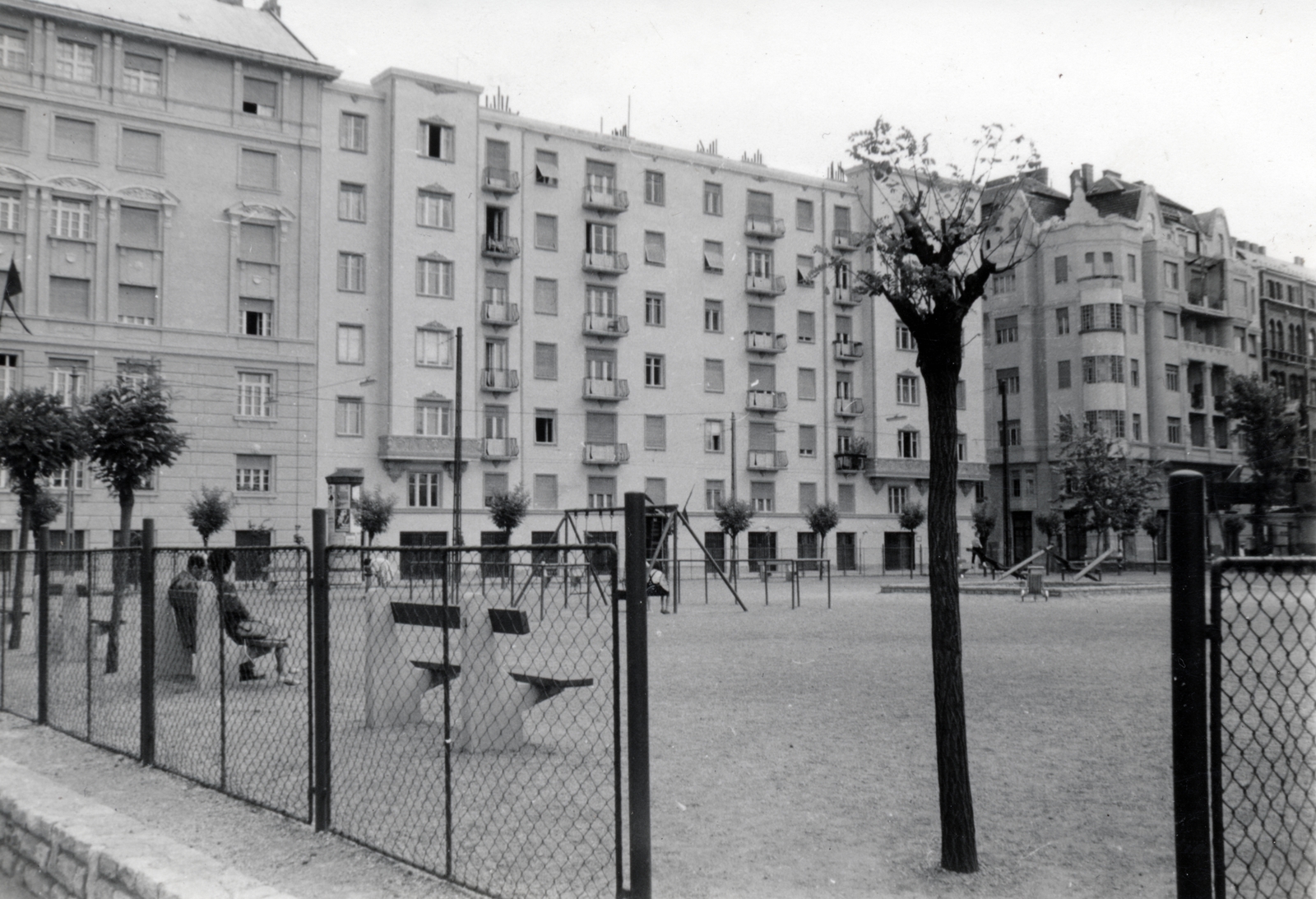 Magyarország, Budapest V., a mai Olimpia park területe, szemben középen a Balassi Bálint utca 9-11., jobbra a Markó utcai kereszteződés., 1964, Szilvási hagyaték, Budapest, Fortepan #226966