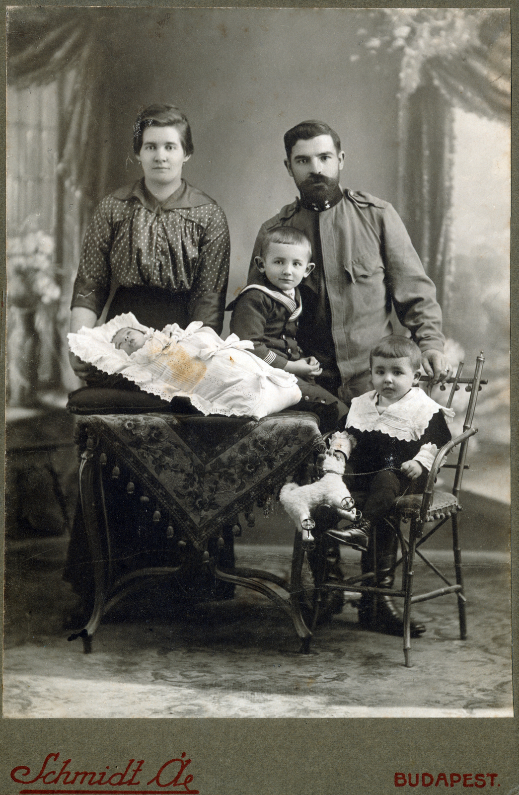 Magyarország, Budapest X., Schmidt Ágoston fényképészeti műtermében készült családi fotó., 1906, Kohut család, Budapest, műterem, matróz ruha, játék állat, pólya, Fortepan #226971