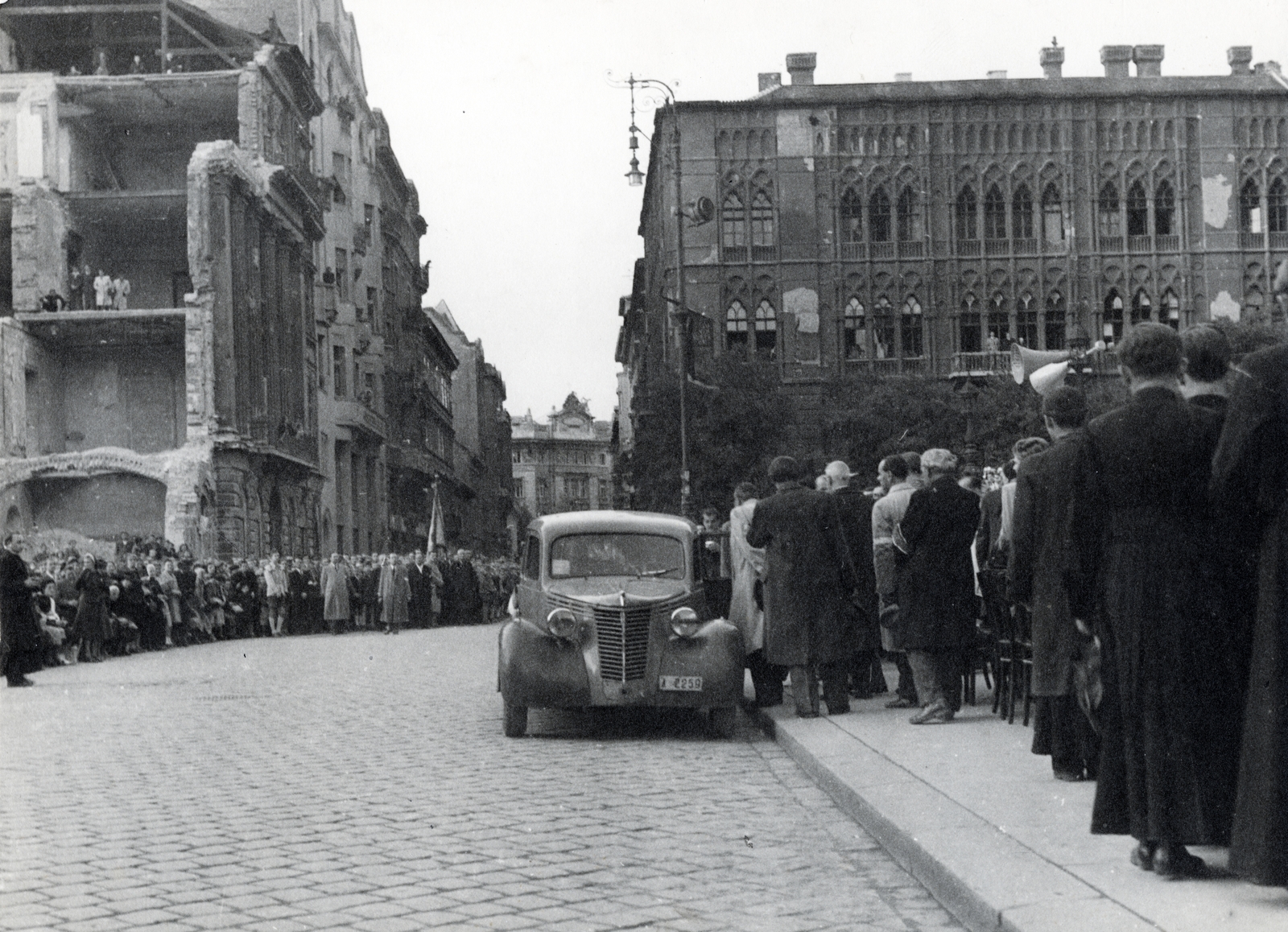 Magyarország, Budapest V., Szent István tér a Szent István-bazilika főbejárata előtt, háttérben a Hercegprímás (Wekerle Sándor) utca a Szabadság tér felé nézve., 1947, Reichardt Nóra, Budapest, épületkár, utcakép, tömeg, automobil, hangosbeszélô, Fiat 1100, Fiat-márka, Fortepan #227009