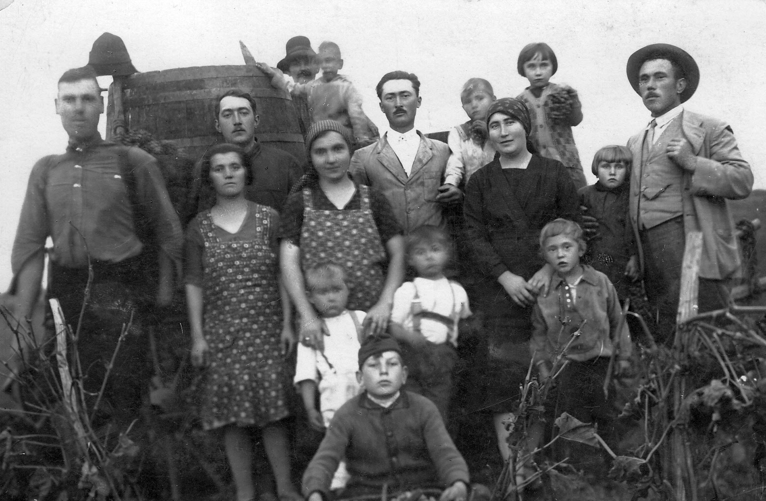 1933, Tóth Luca Réka, hat, tableau, women, men, barrel, kids, Fortepan #22701