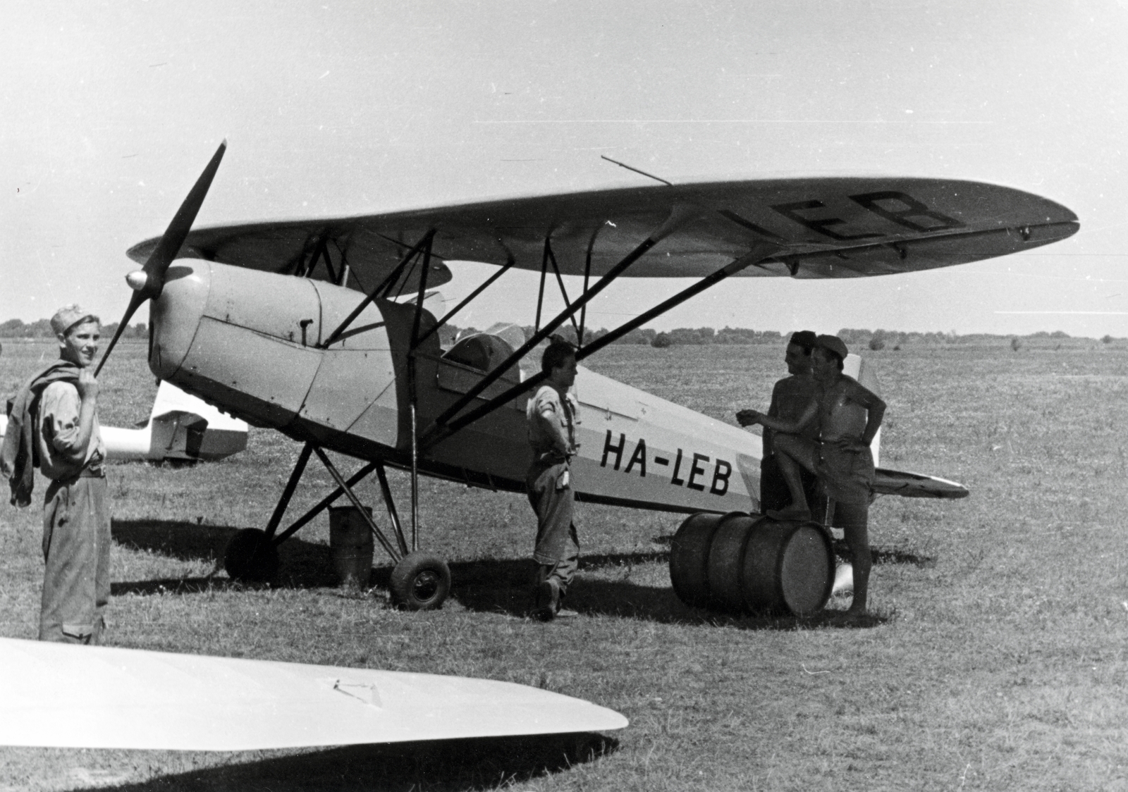 Hungary, Fábián András terve alapján a Mátyásföldi Repülőgépgyár Rt. -nél gyártott Levente II. iskola és sportrepülőgép., 1950, Reichardt Nóra, airplane, barrel, fueling, Fortepan #227011